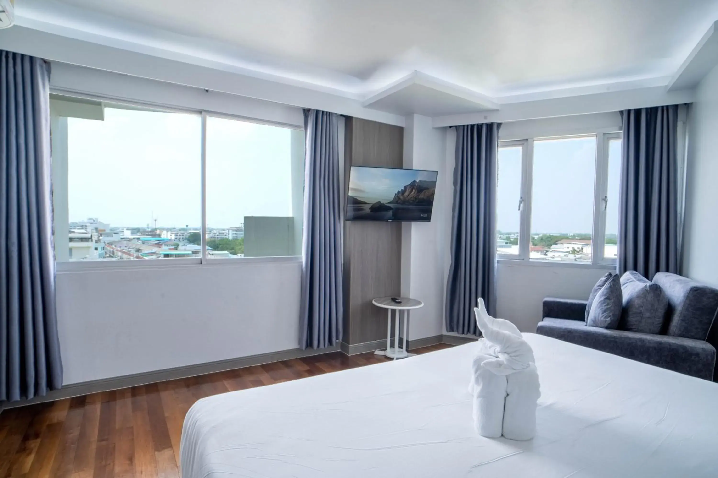 TV and multimedia, Bed in Thong Tarin Hotel TV and multimedia, Bed in Thong Tarin Hotel