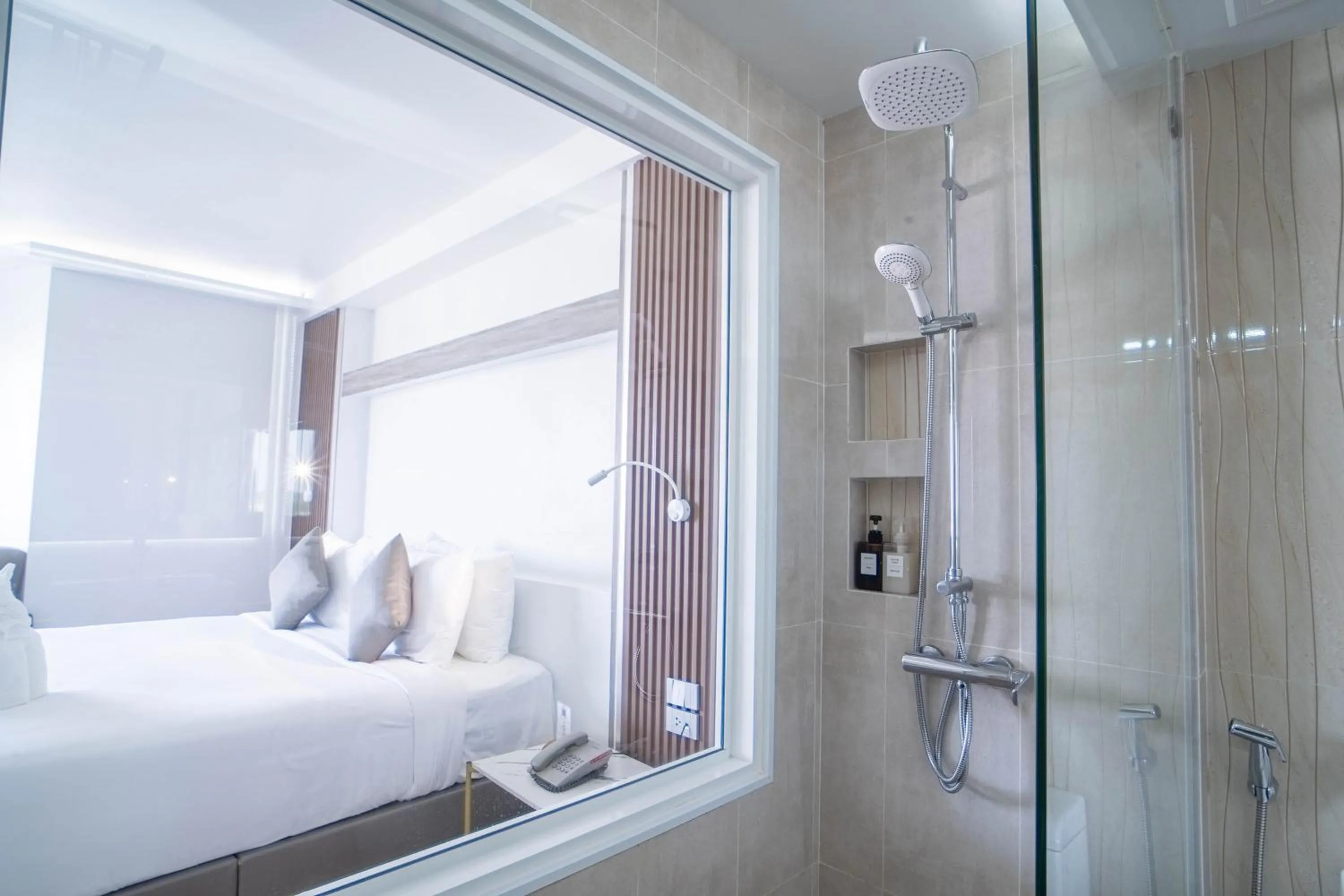 Shower, Bed in Thongtarin Hotel