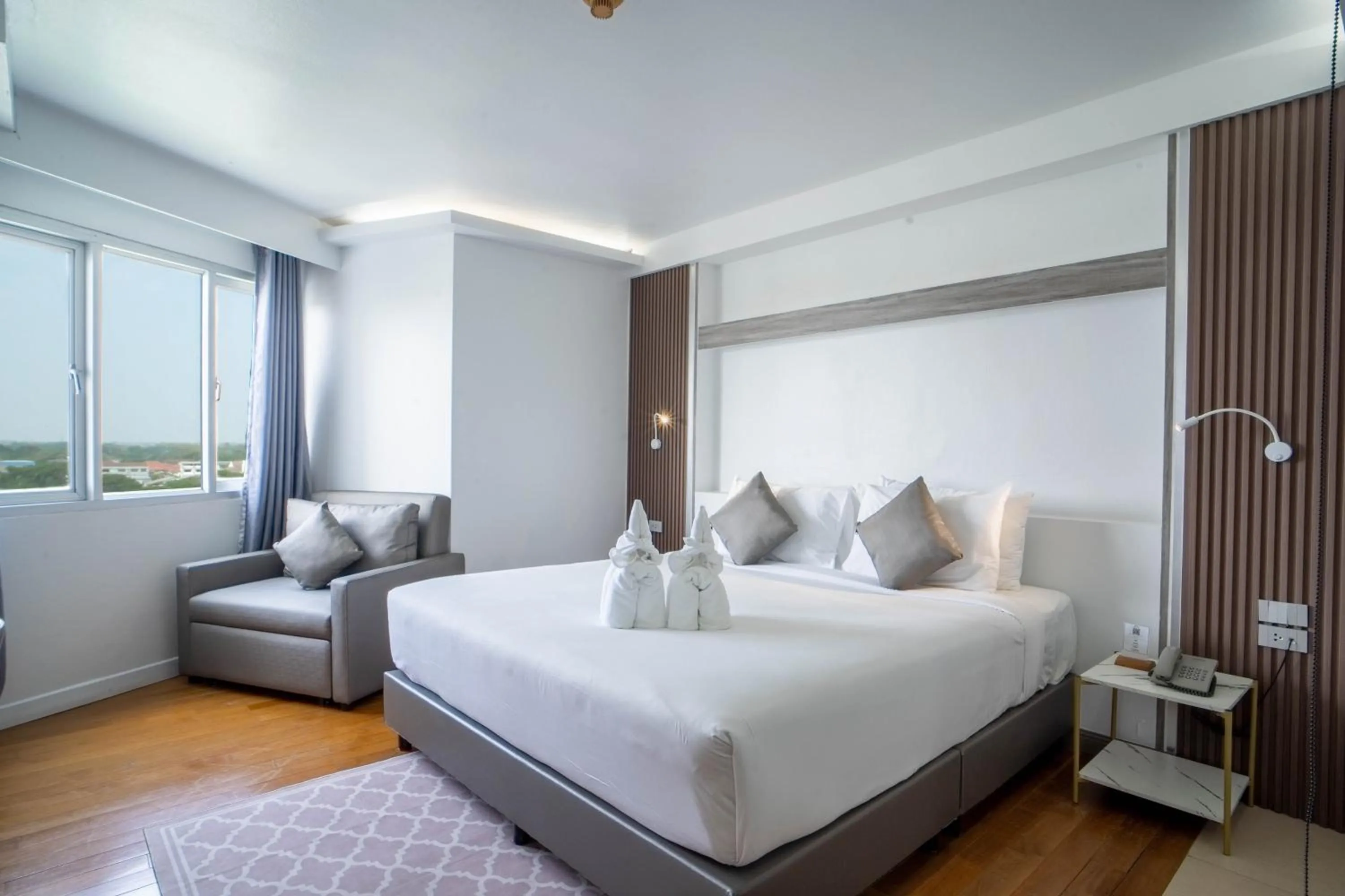 Photo of the whole room, Bed in Thongtarin Hotel