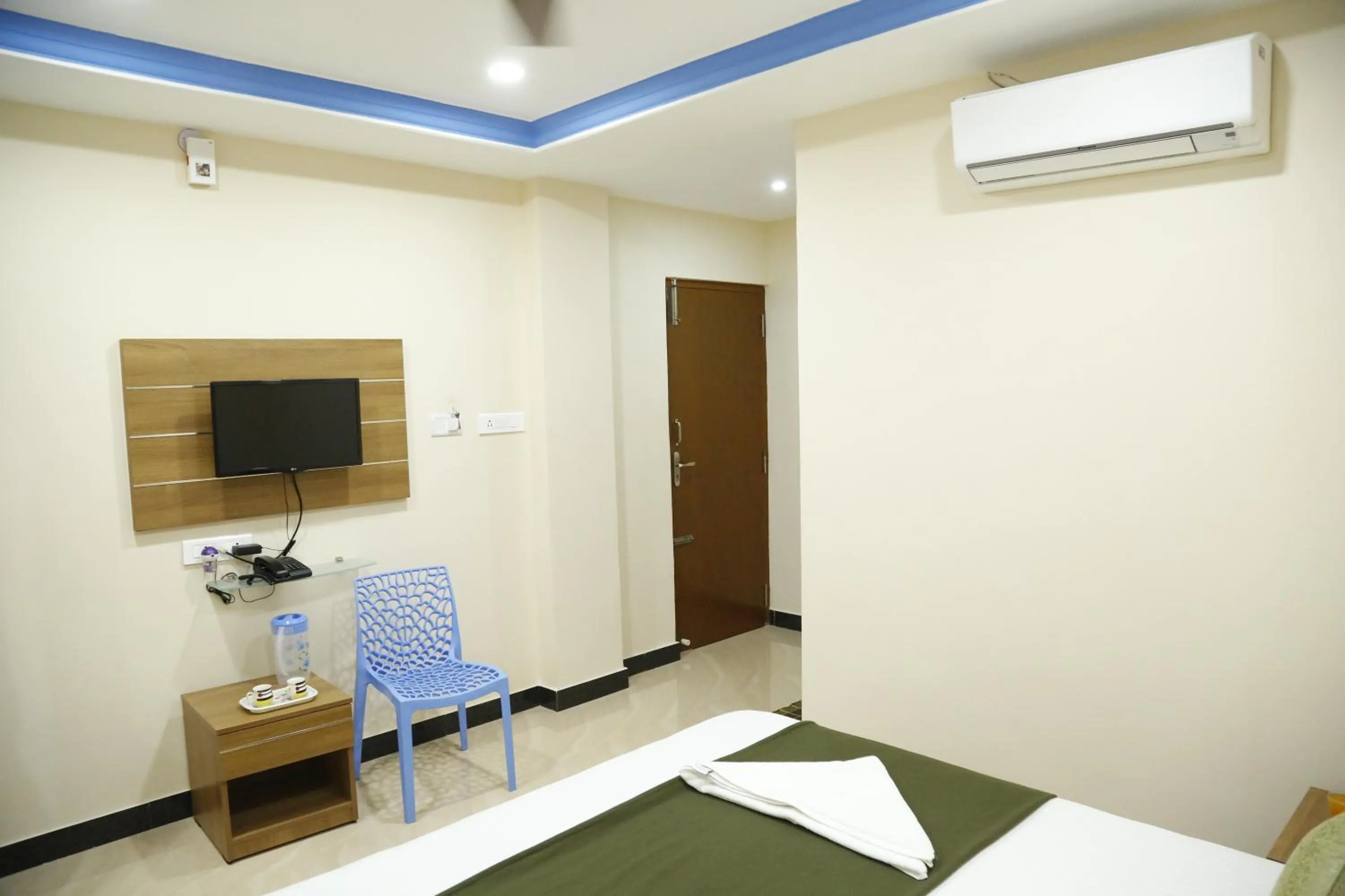 Communal lounge/ TV room in Hotel New Amirtham inn