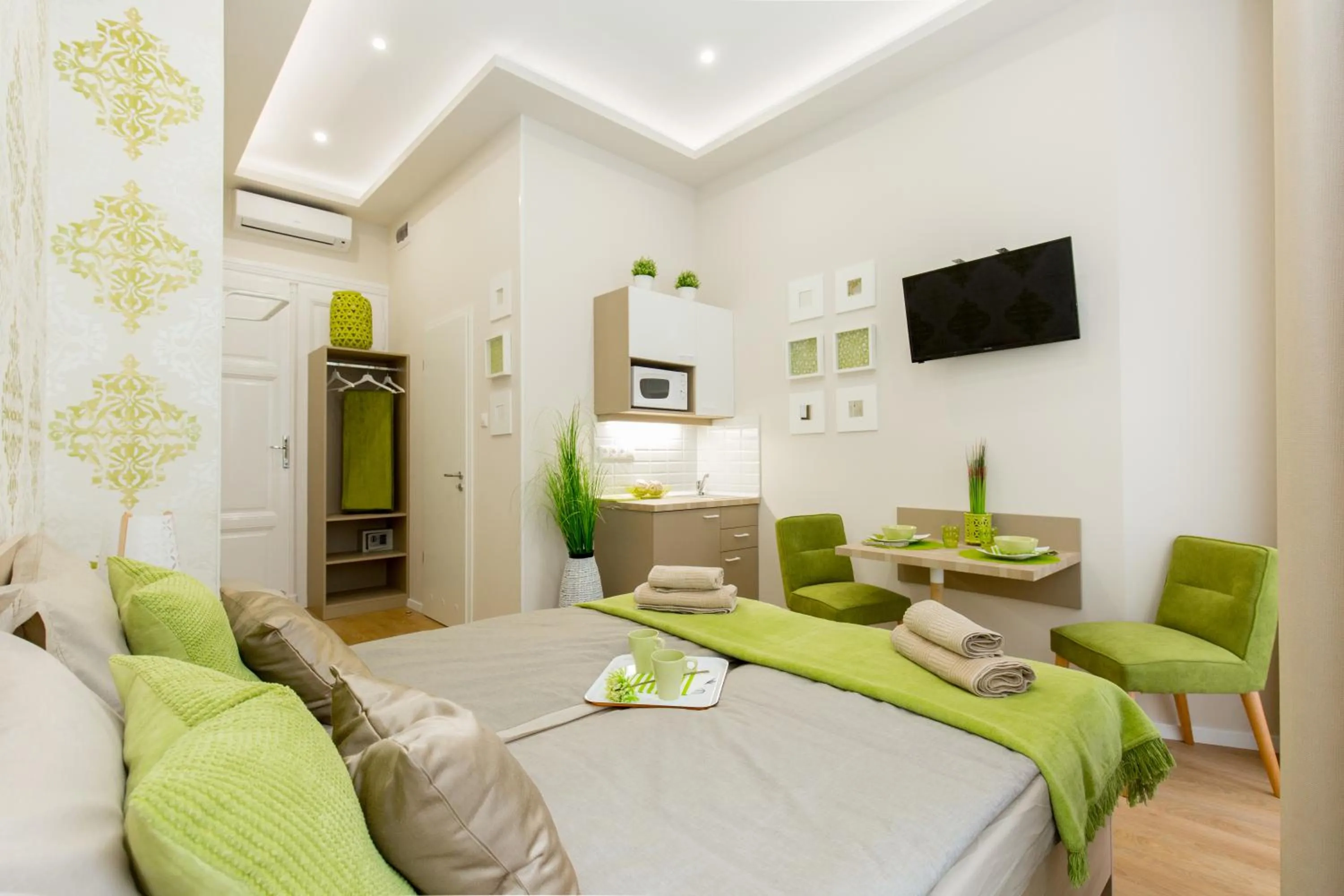 Photo of the whole room in Budapest Holiday Colours