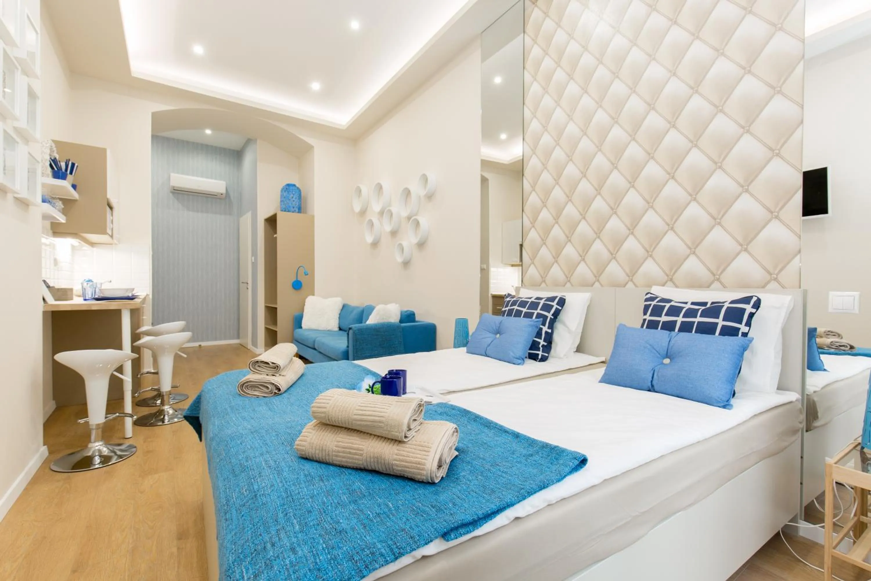 Photo of the whole room, Bed in Budapest Holiday Colours