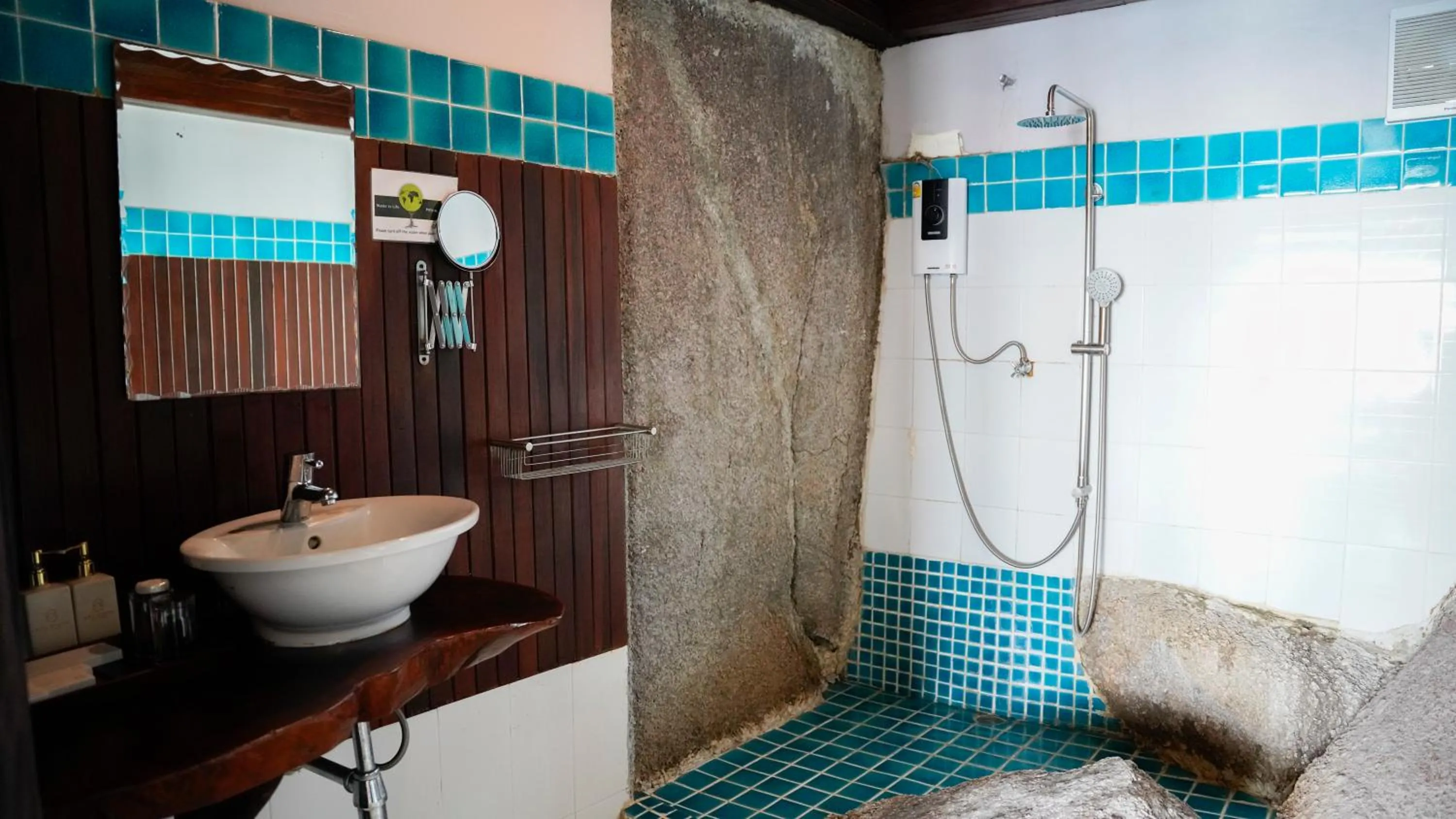 Bathroom in Dusit Buncha Koh Tao by Riya Group