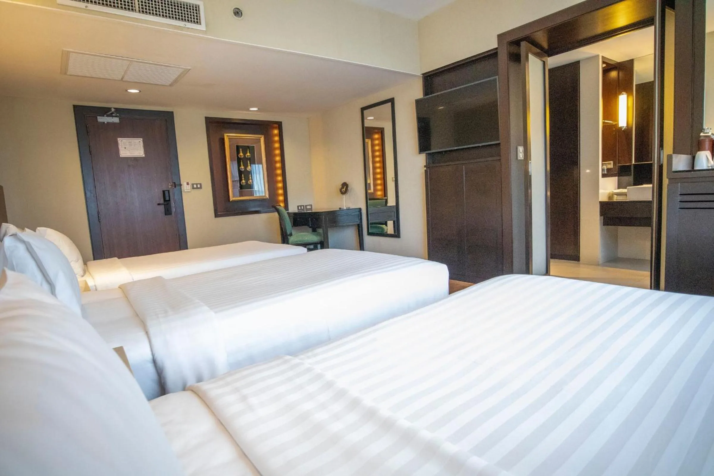 Guests, Bed in Ramada Plaza by Wyndham Bangkok Menam Riverside