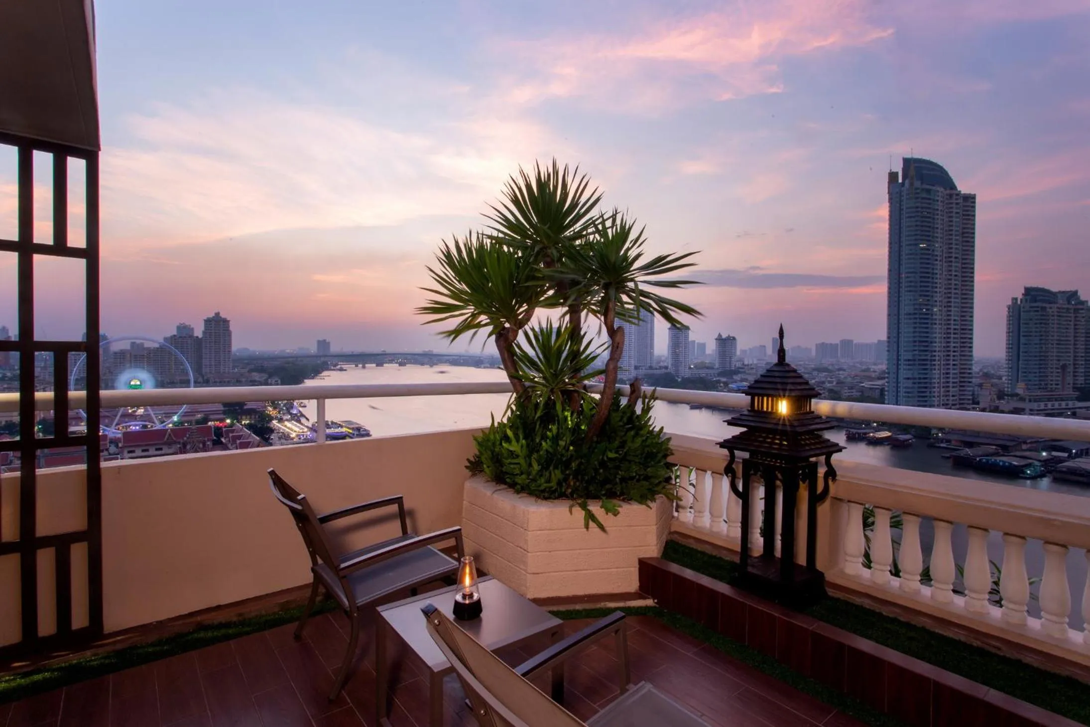 Night in Ramada Plaza by Wyndham Bangkok Menam Riverside