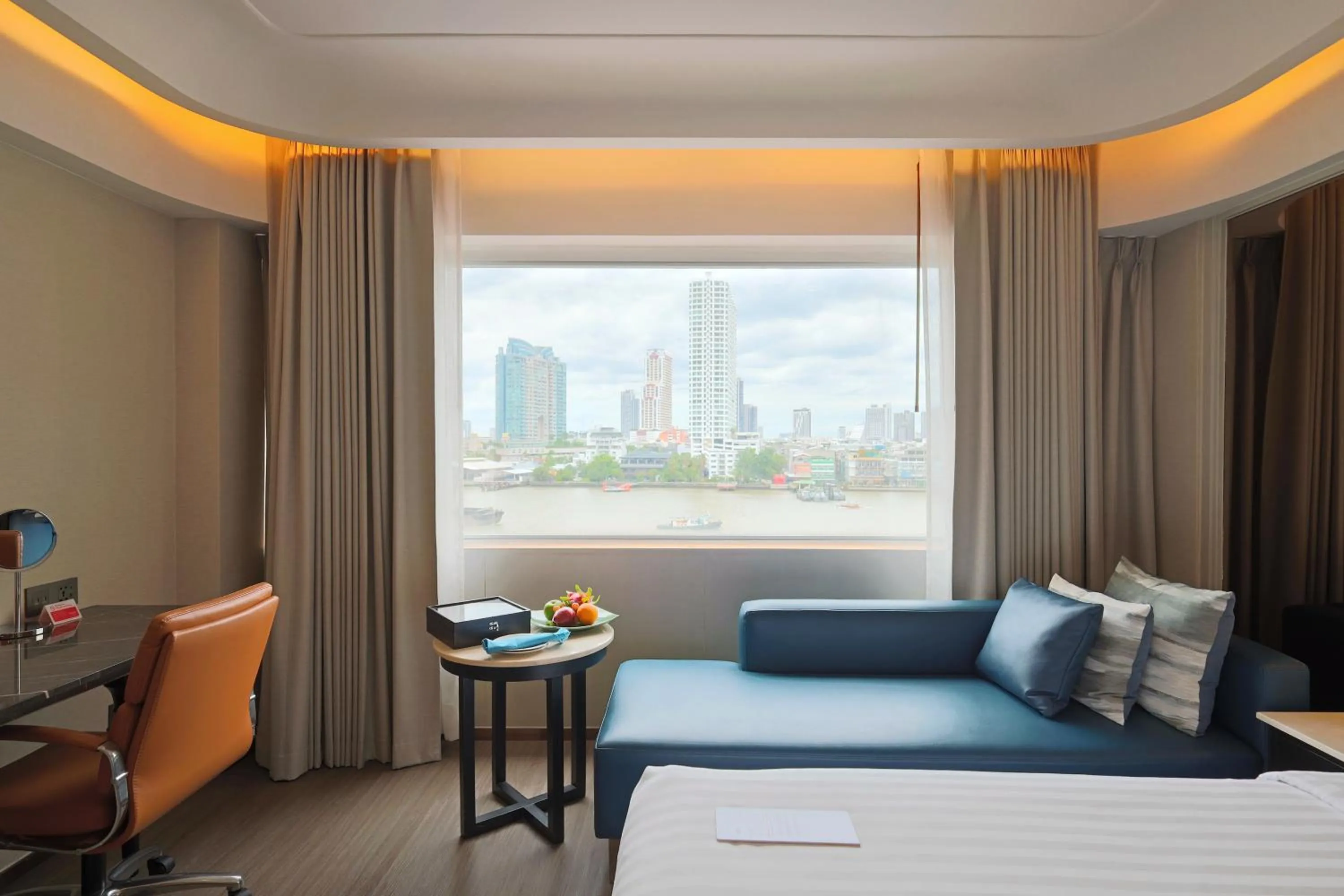 View (from property/room), Bed in Ramada Plaza by Wyndham Bangkok Menam Riverside
