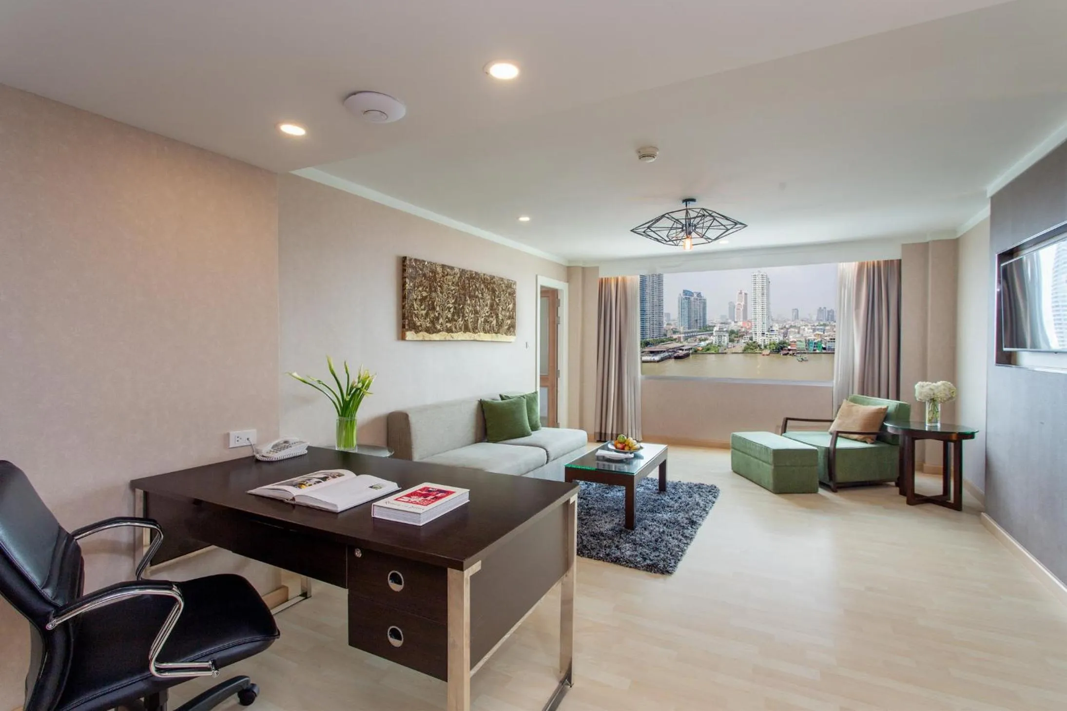 Living room in Ramada Plaza by Wyndham Bangkok Menam Riverside