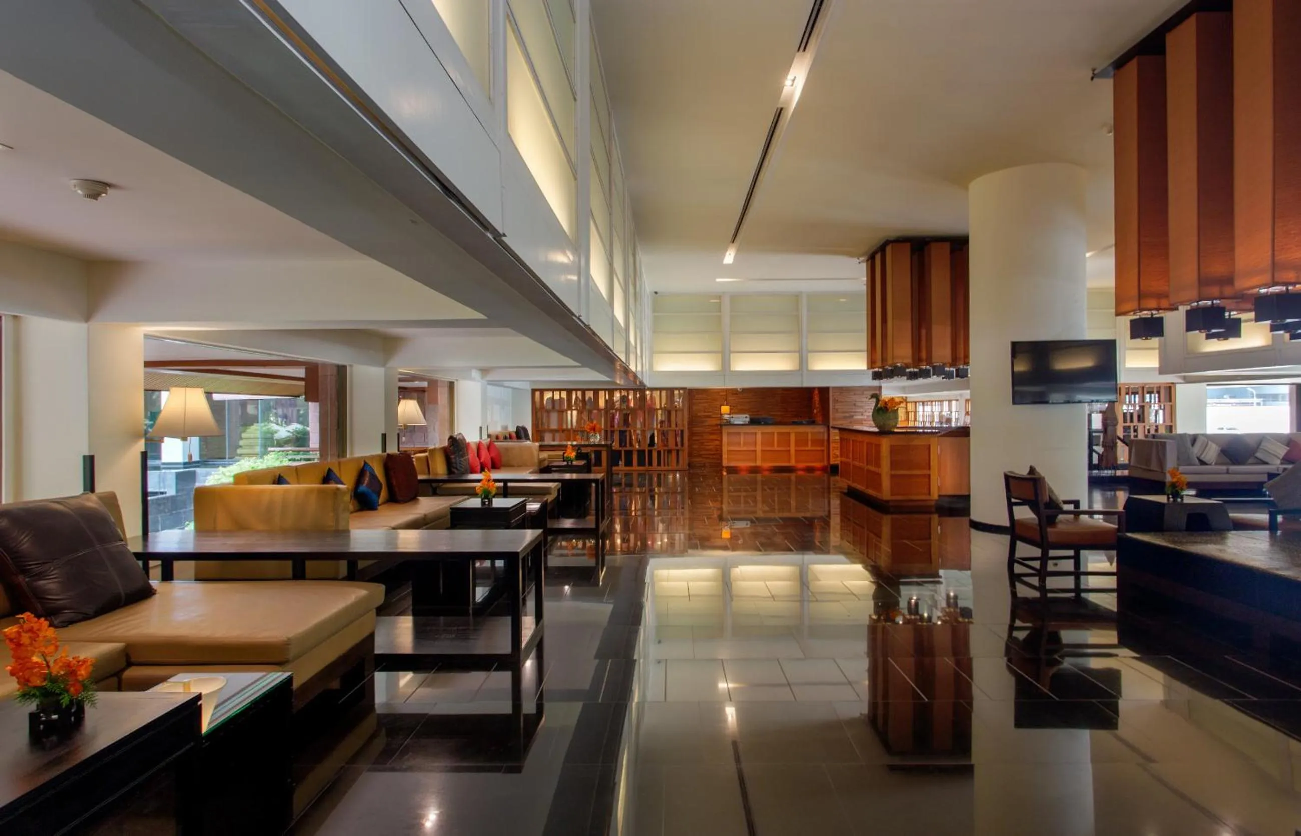 Communal lounge/ TV room in Ramada Plaza by Wyndham Bangkok Menam Riverside