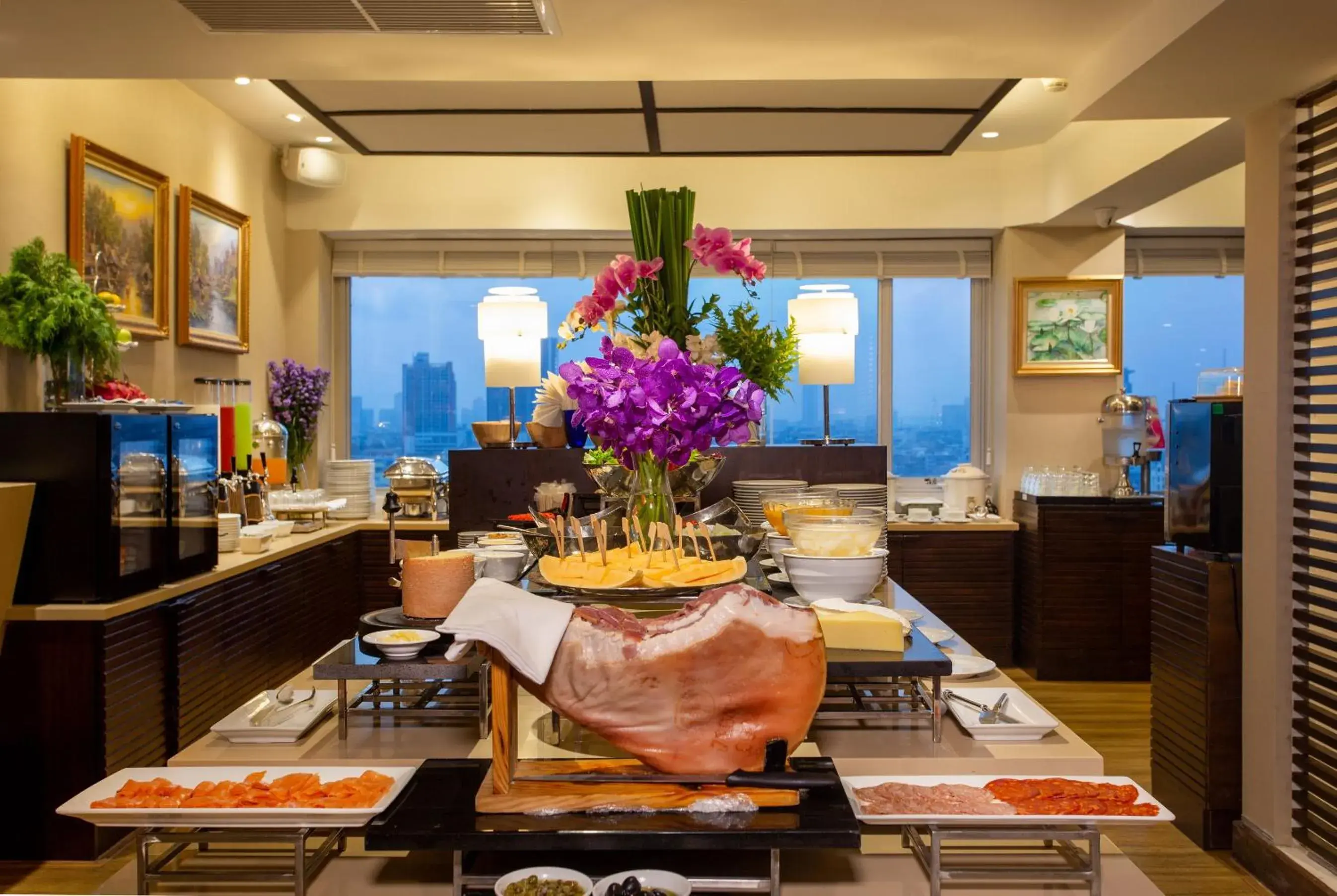 Lounge or bar in Ramada Plaza by Wyndham Bangkok Menam Riverside Lounge or bar in Ramada Plaza by Wyndham Bangkok Menam Riverside