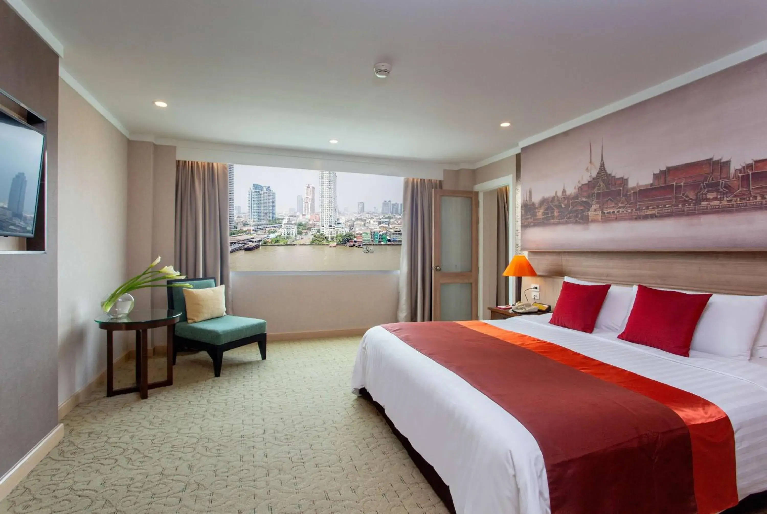 Photo of the whole room, Bed in Ramada Plaza by Wyndham Bangkok Menam Riverside Photo of the whole room, Bed in Ramada Plaza by Wyndham Bangkok Menam Riverside