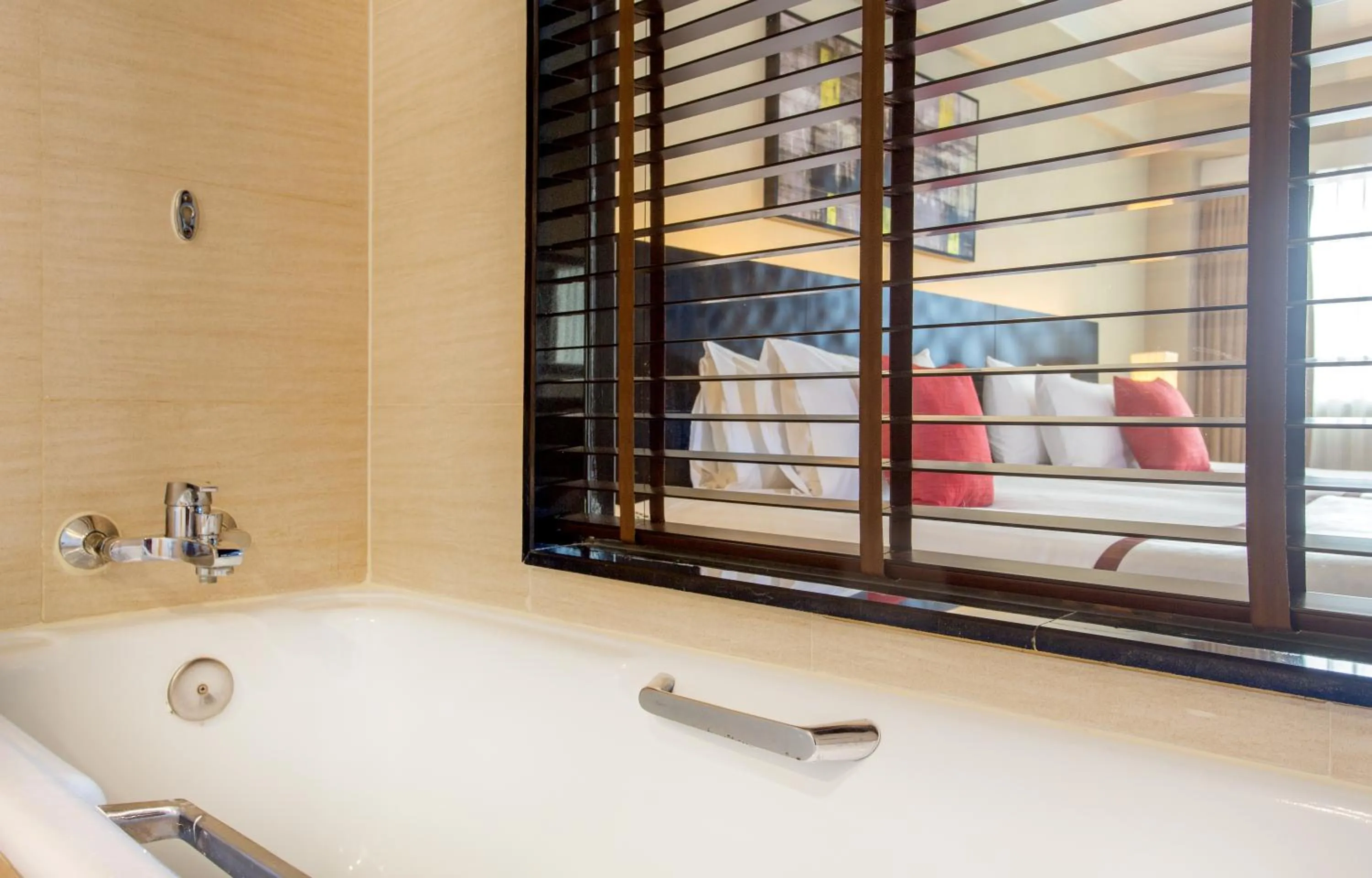 Bathroom, Bed in Ramada Plaza by Wyndham Bangkok Menam Riverside