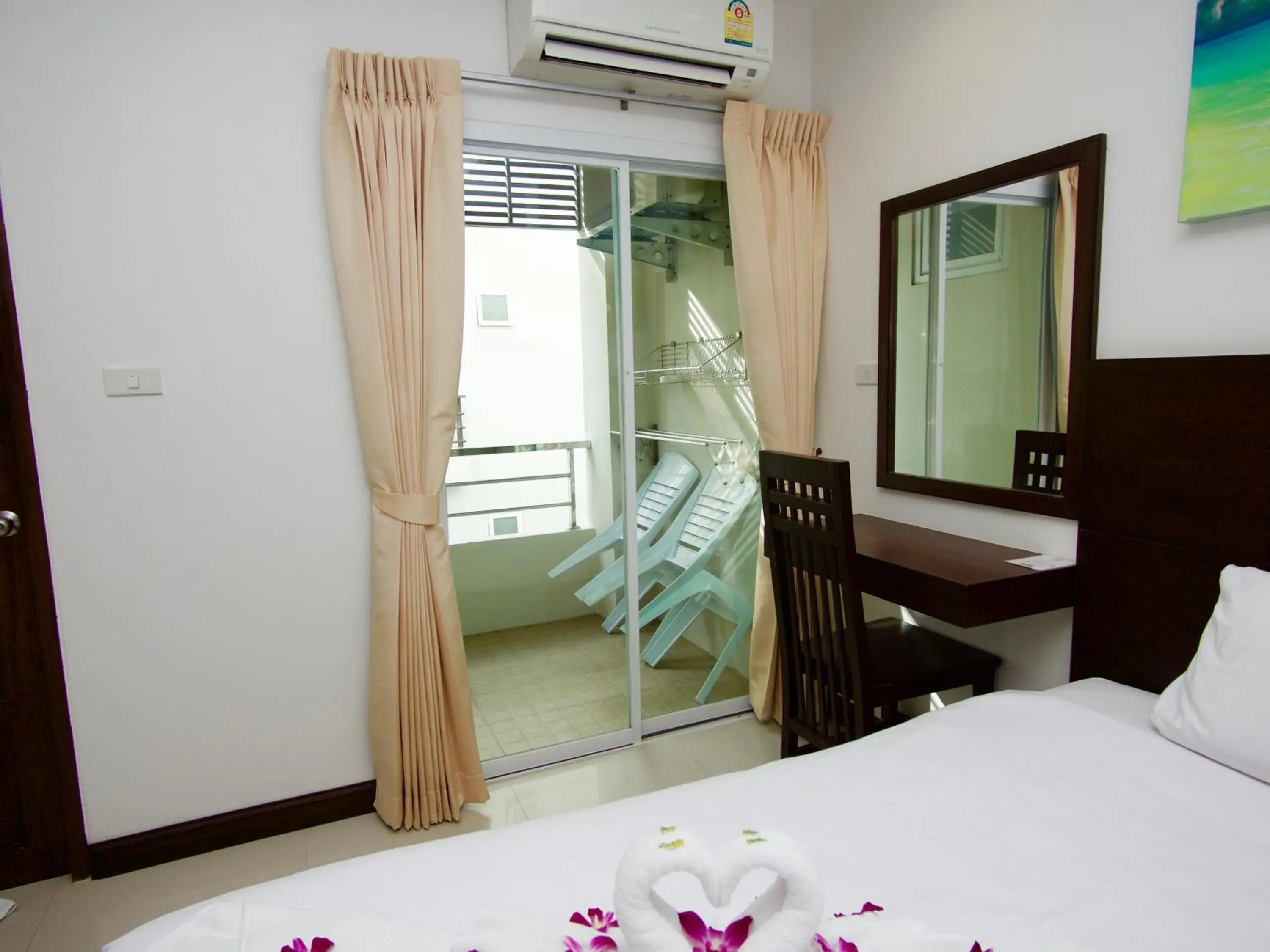 Seating area, Bed in Q Victory Patong Hotel Seating area, Bed in Q Victory Patong Hotel