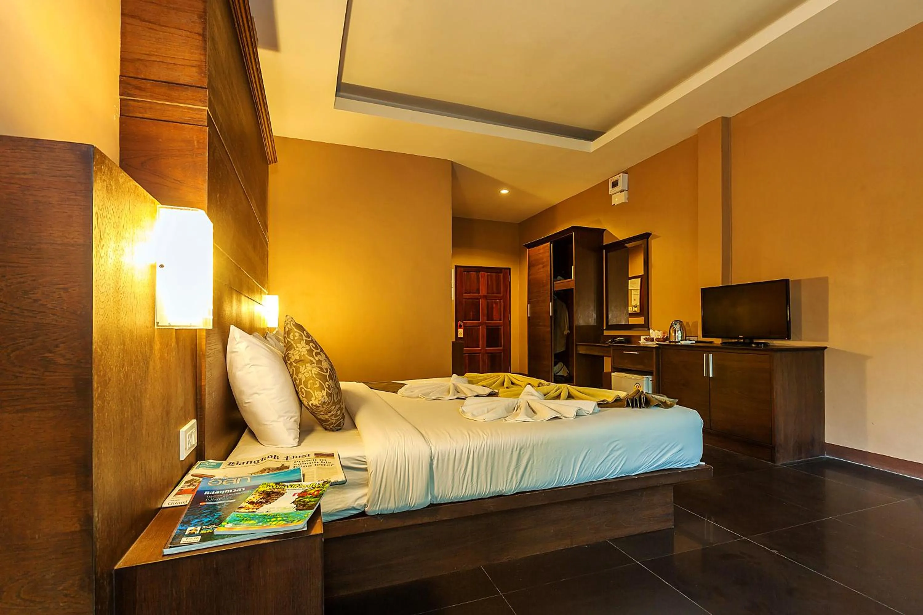 Photo of the whole room, Bed in Lanta Klong Nin Beach Resort