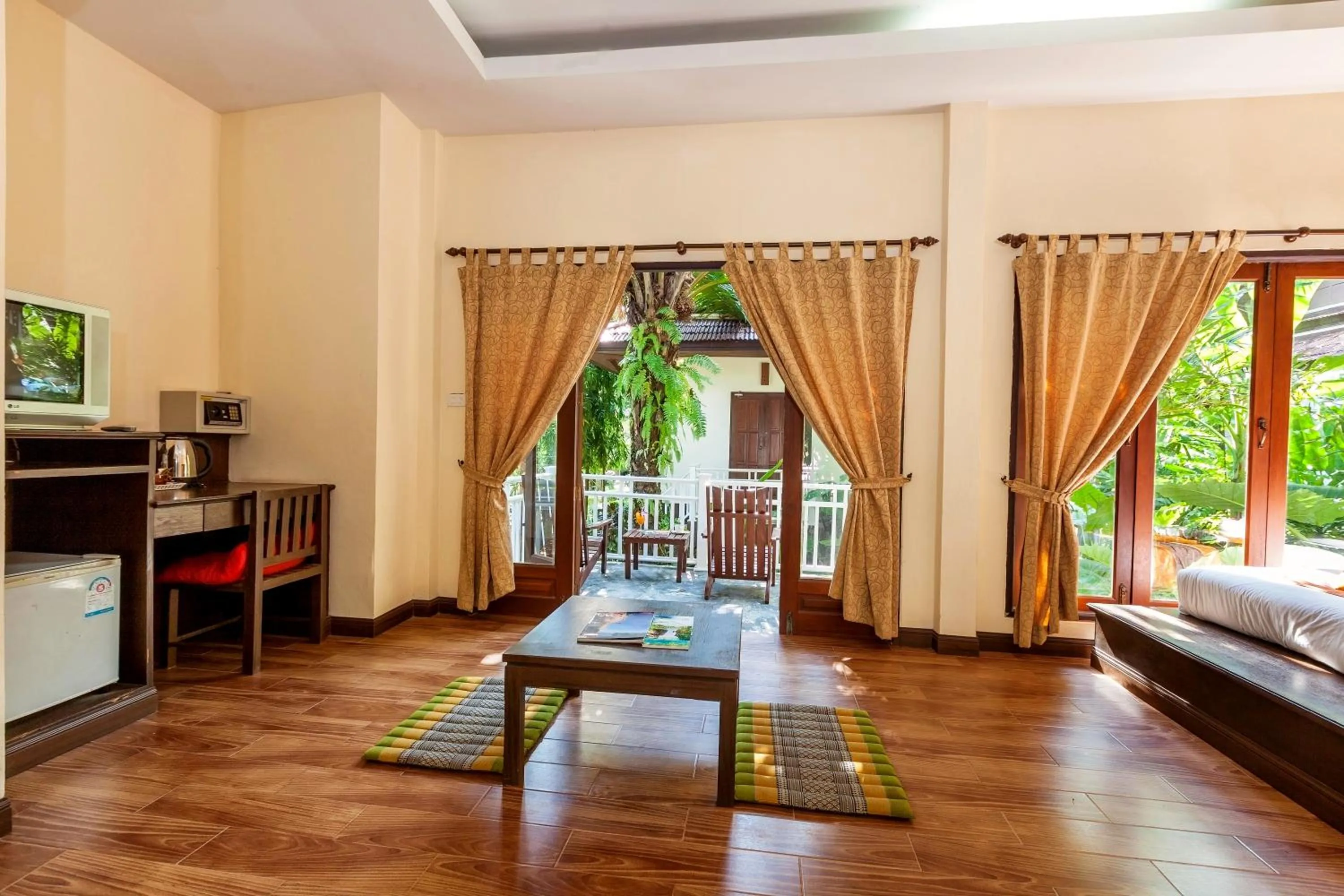 Seating area, Bed in Lanta Klong Nin Beach Resort