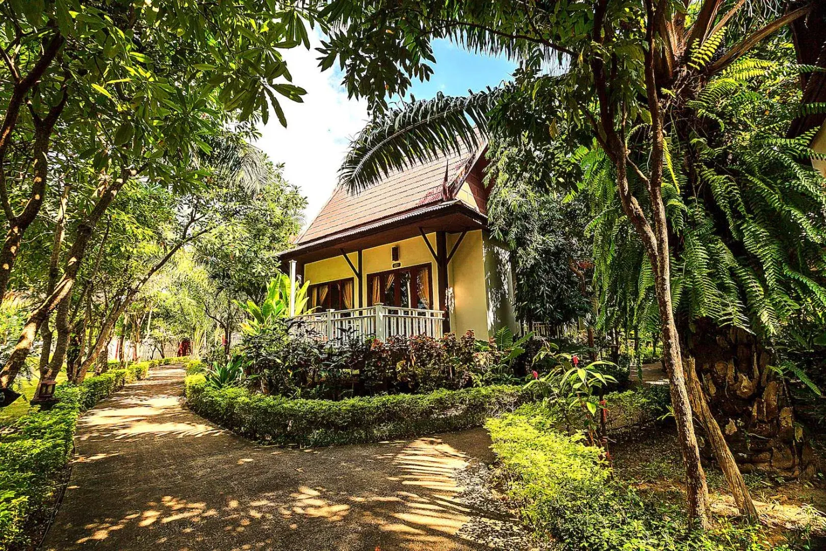 Property building in Lanta Klong Nin Beach Resort Property building in Lanta Klong Nin Beach Resort