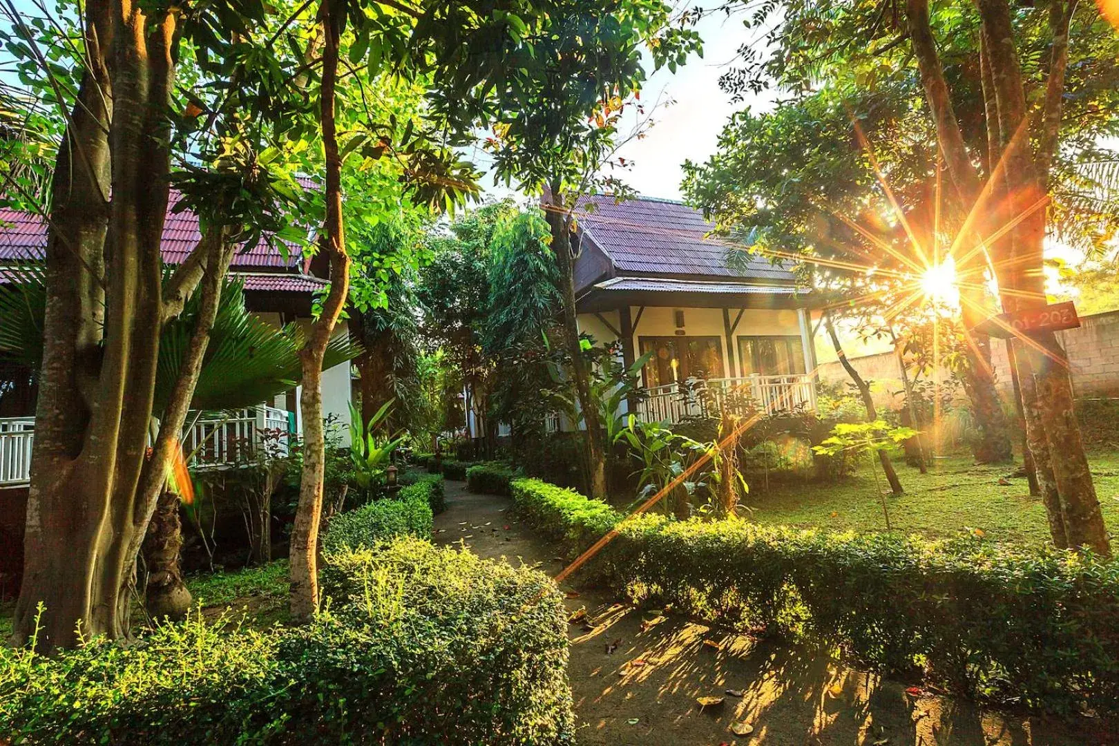 Property building in Lanta Klong Nin Beach Resort Property building in Lanta Klong Nin Beach Resort