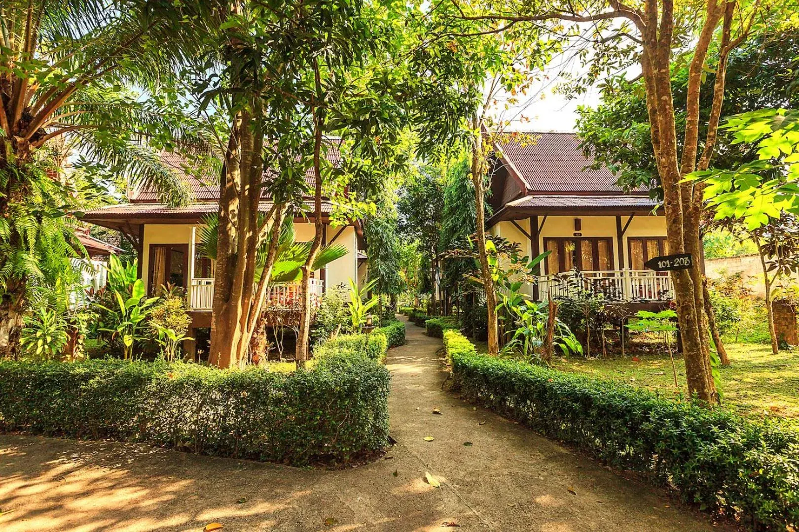 Property building in Lanta Klong Nin Beach Resort Property building in Lanta Klong Nin Beach Resort