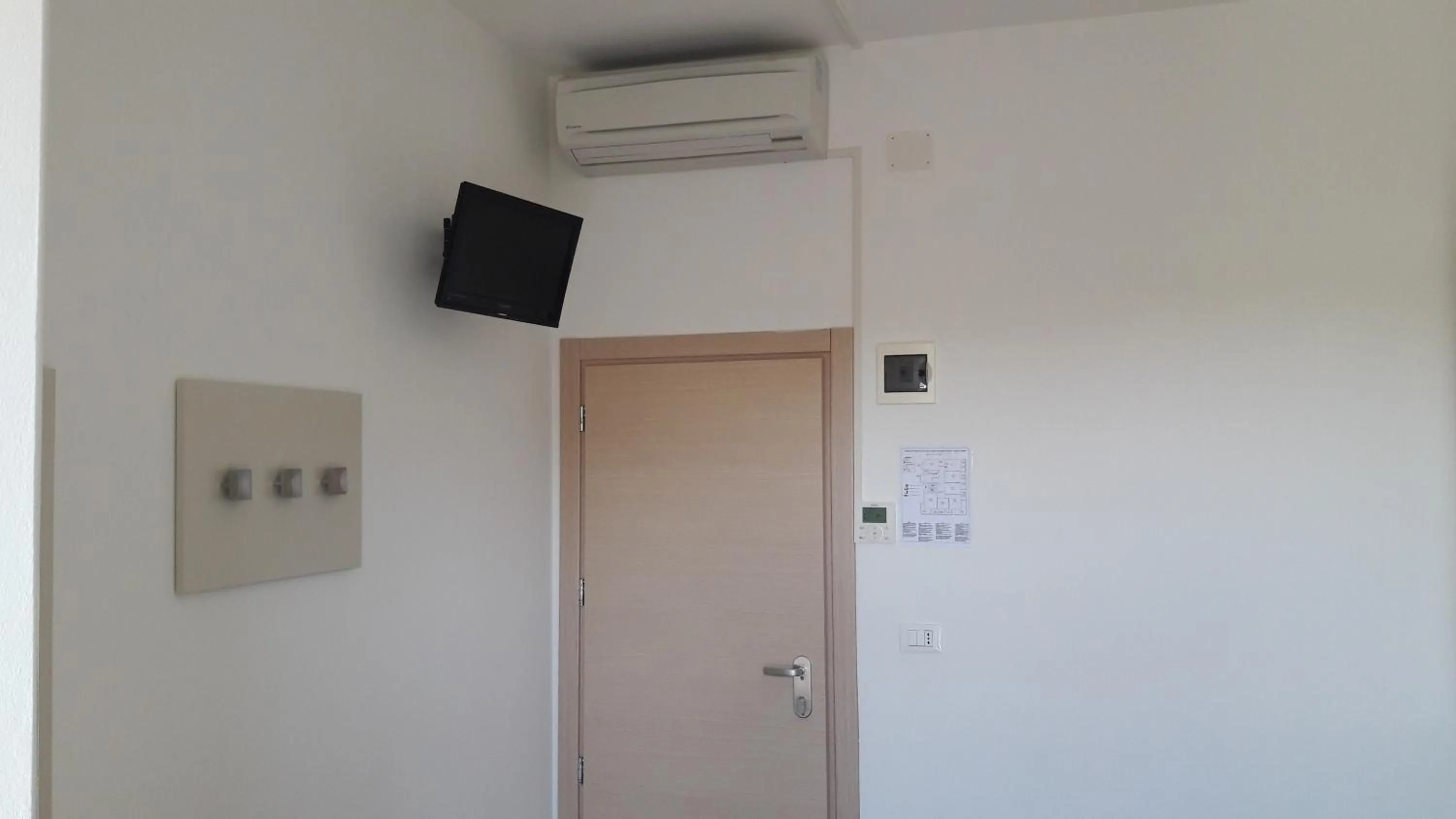 TV and multimedia in B&B - Meuble' - Hotel " CORDIALE "