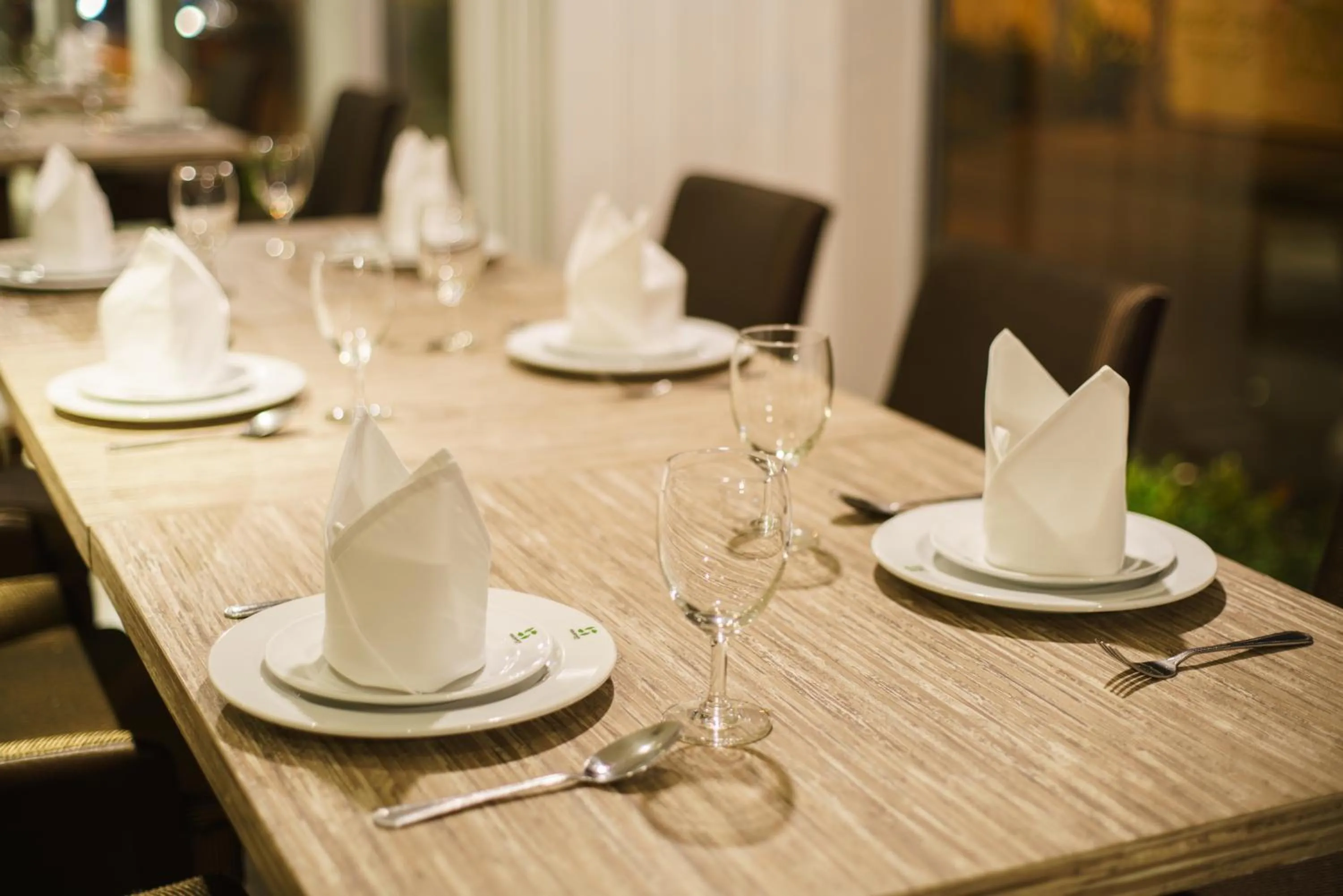 Restaurant/places to eat in New Season Square Hotel