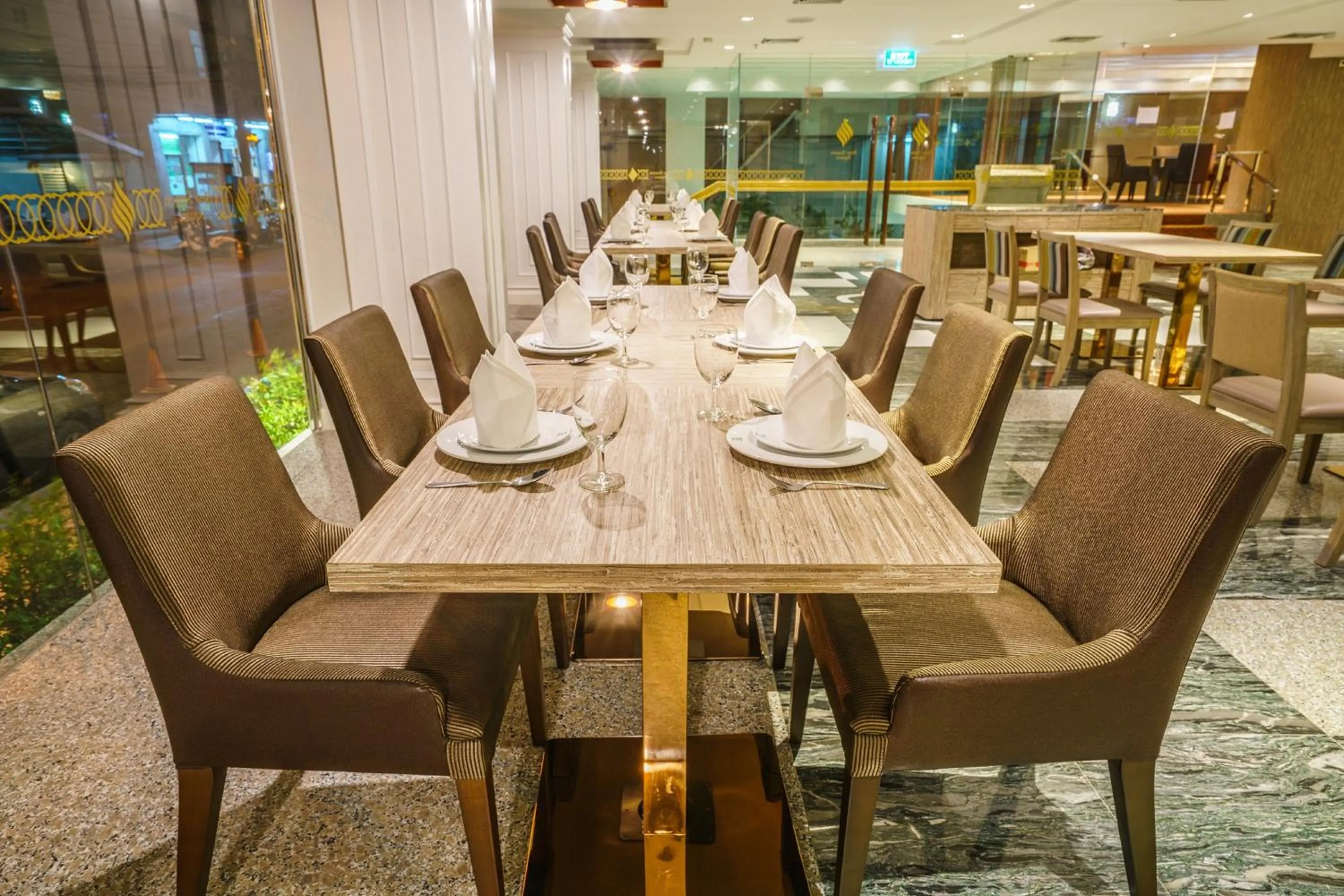 Restaurant/places to eat in New Season Square Hotel