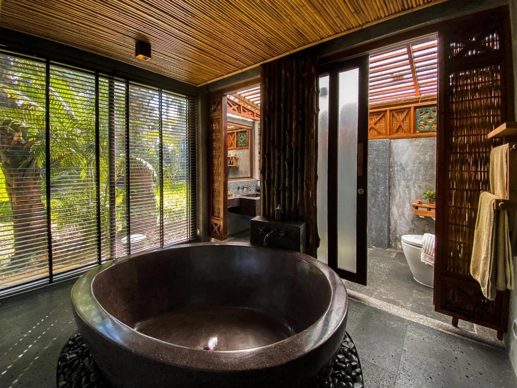 Bath in LA A NATU Sam Roi Yot