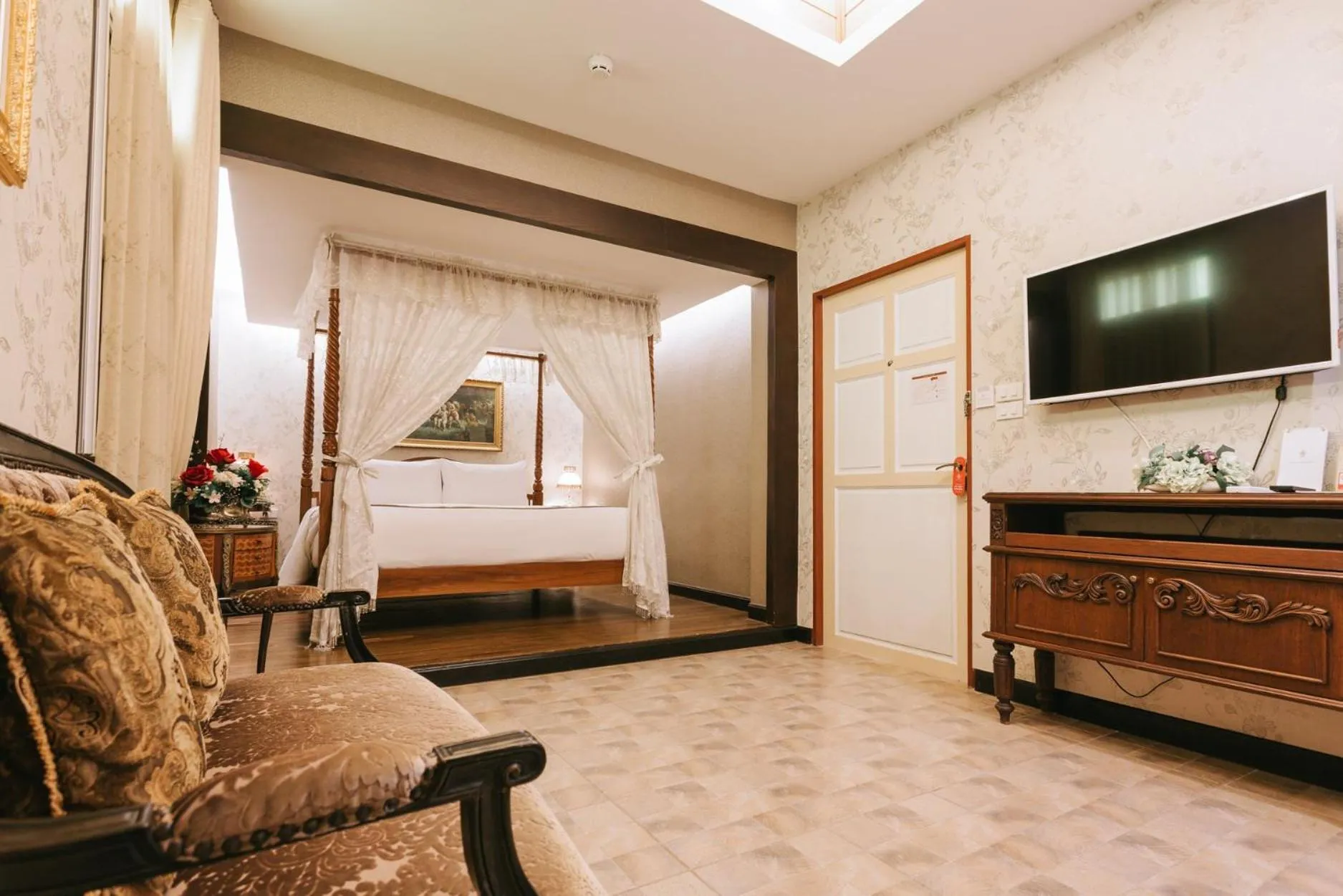 Bed in Chuchaiburi Sri Amphawa