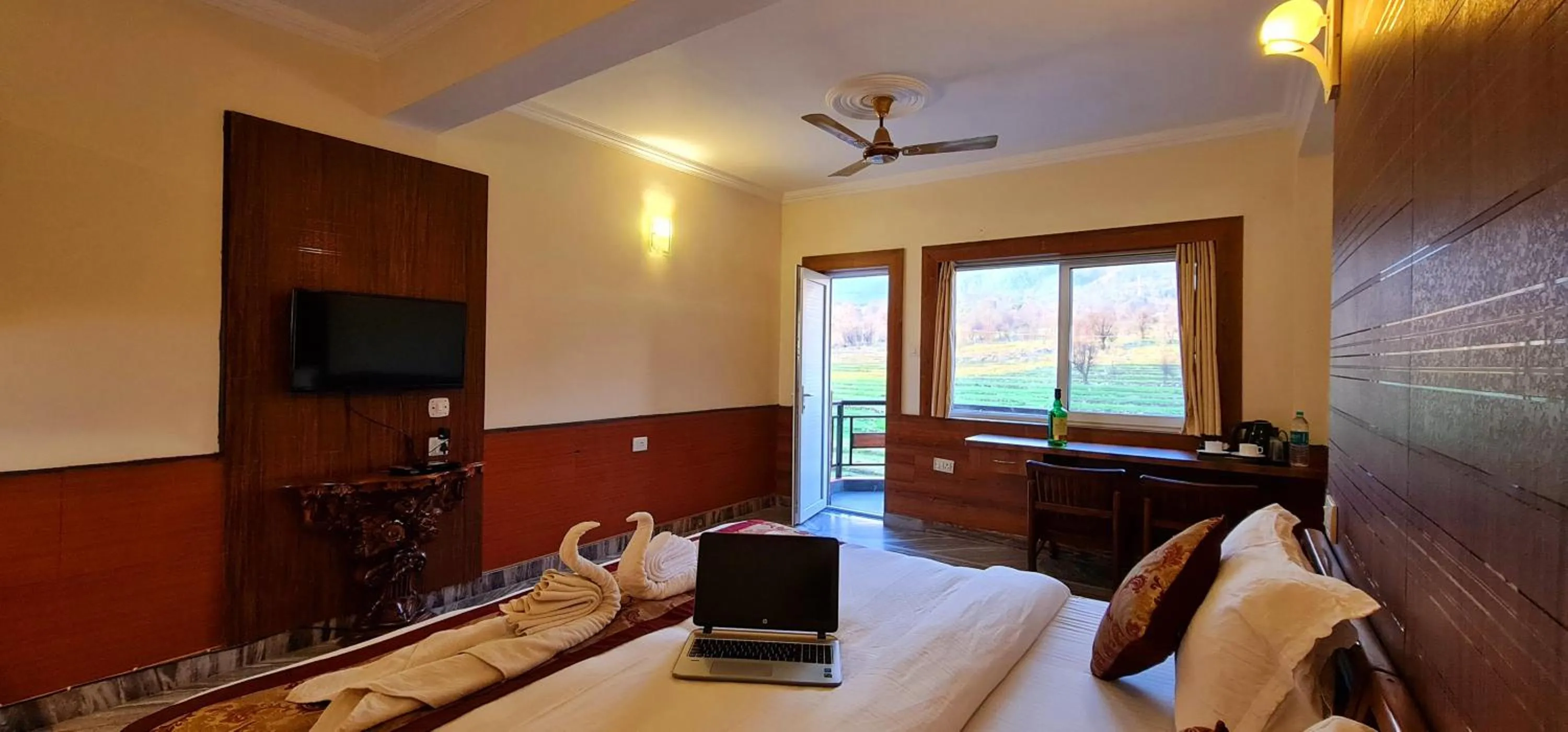 Photo of the whole room, Bed in Hotel Samdupling Himalayan Brothers