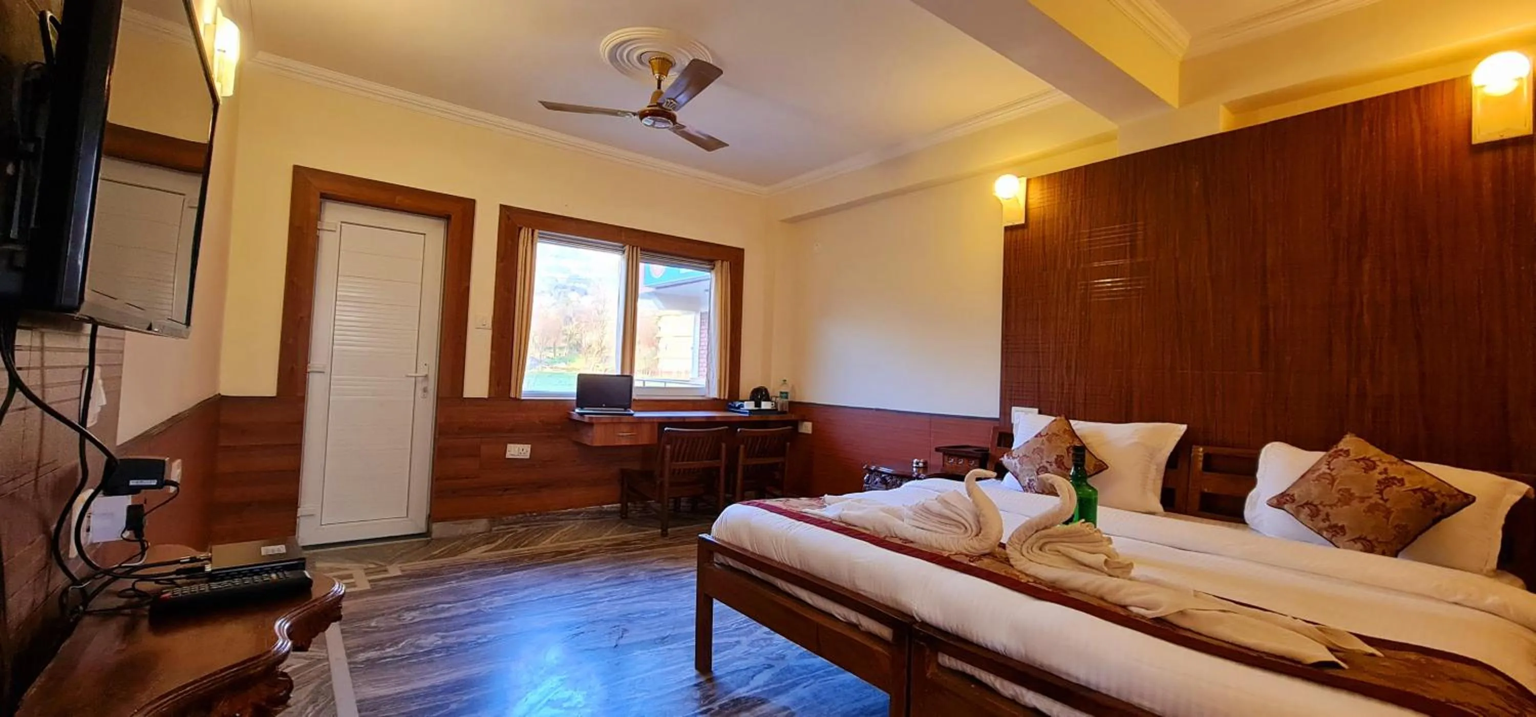 Photo of the whole room, Bed in Hotel Samdupling Himalayan Brothers