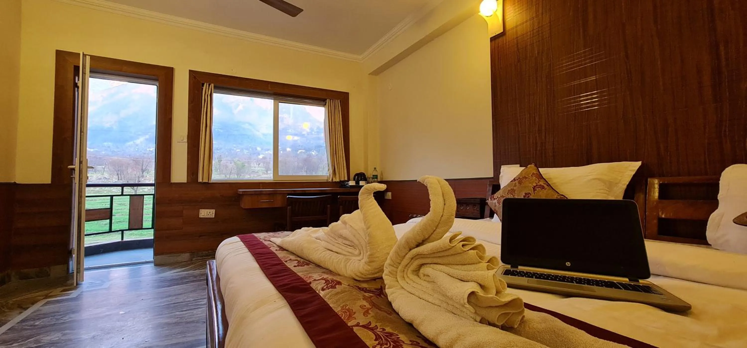 Photo of the whole room, Bed in Hotel Samdupling Himalayan Brothers