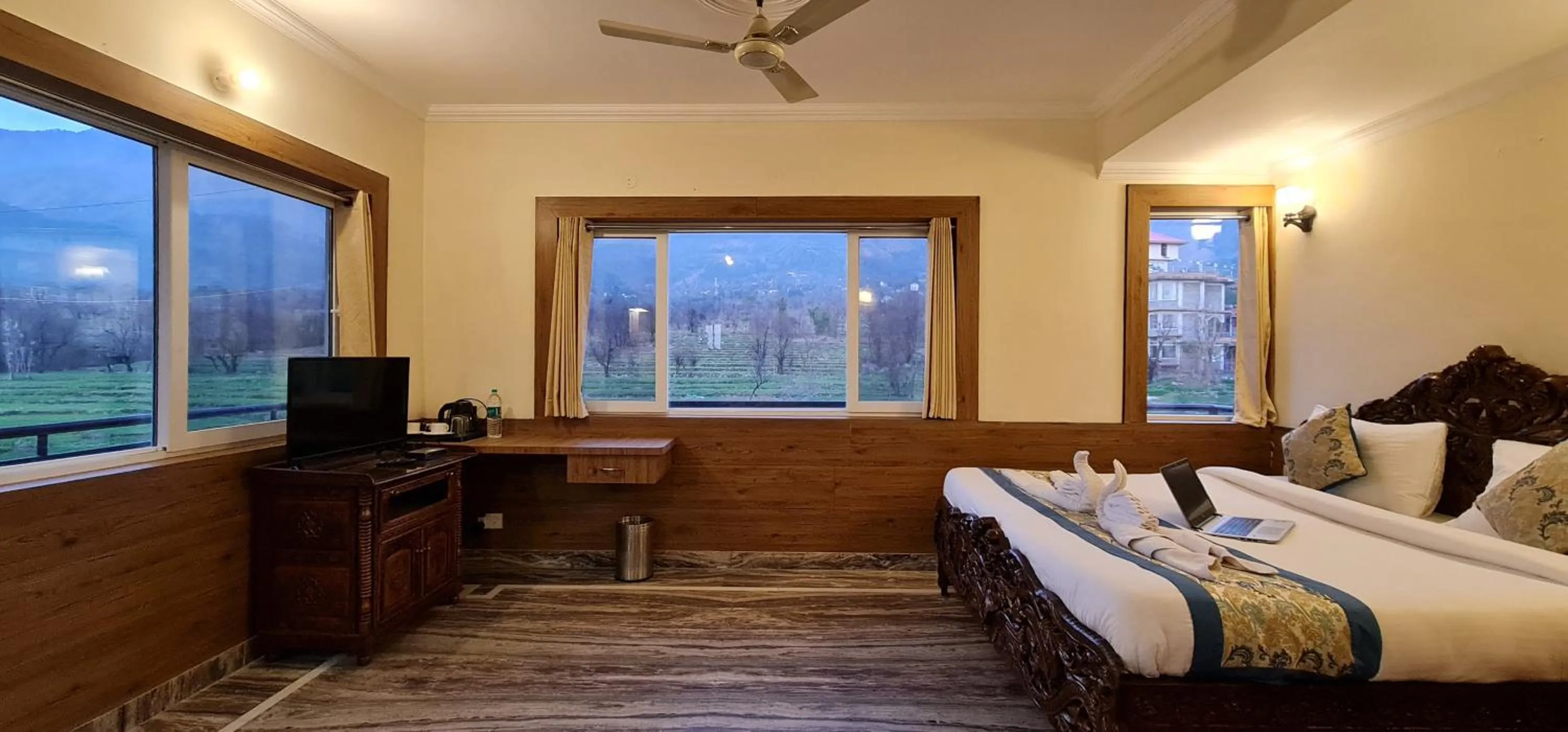 Photo of the whole room, Bed in Hotel Samdupling Himalayan Brothers