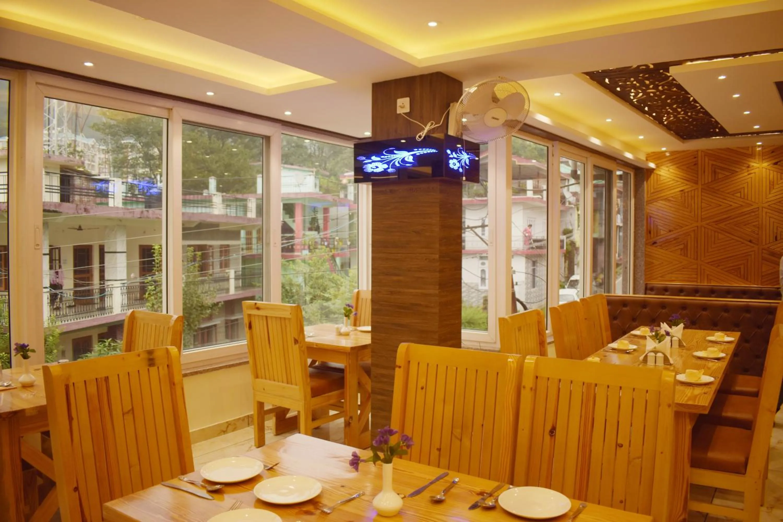 Restaurant/places to eat in Hotel Nature's View