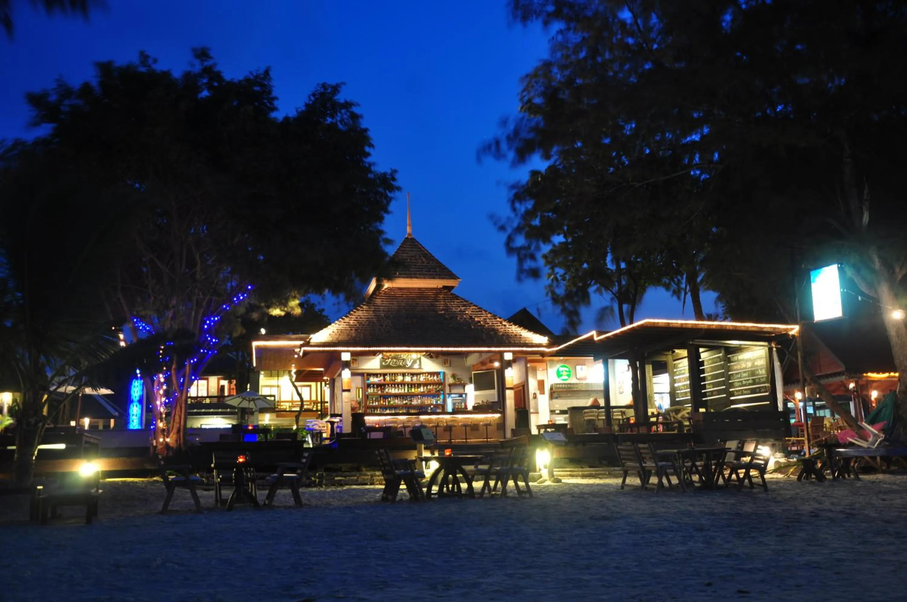 Restaurant/places to eat in Samui Honey Cottages Beach Resort - SHA Extra Plus
