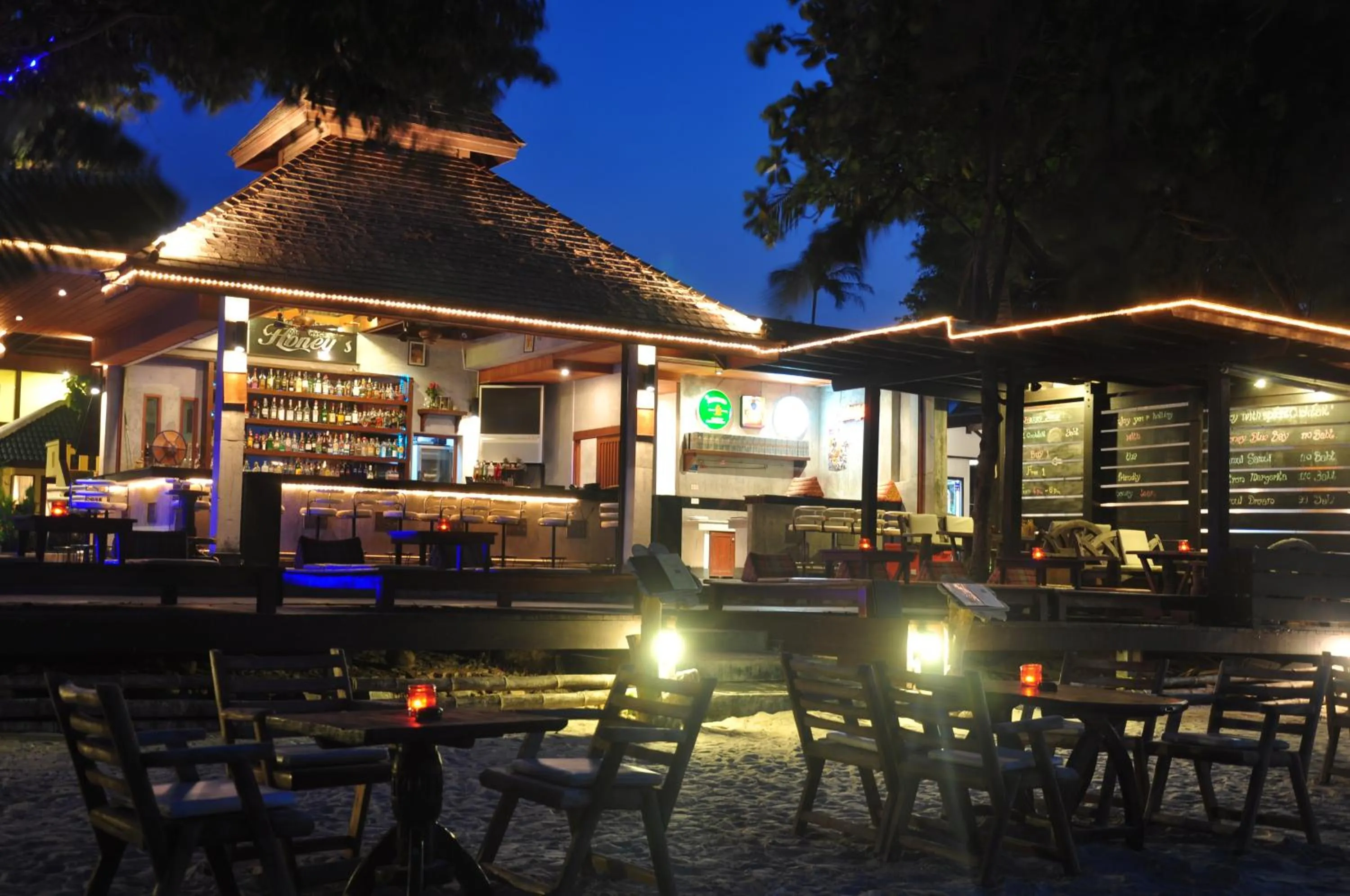 Restaurant/places to eat in Samui Honey Cottages Beach Resort - SHA Extra Plus