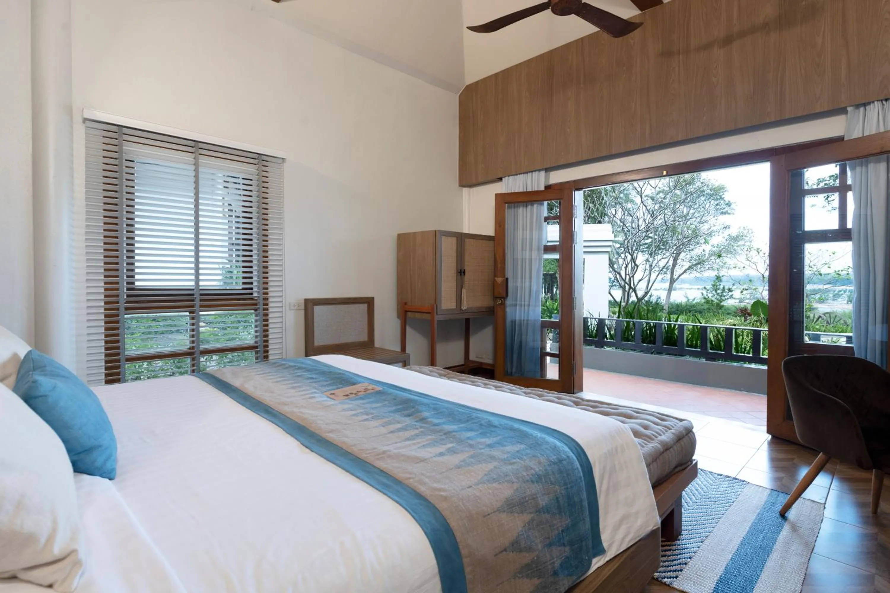 Bed in Tohsang Heritage Khongjiam