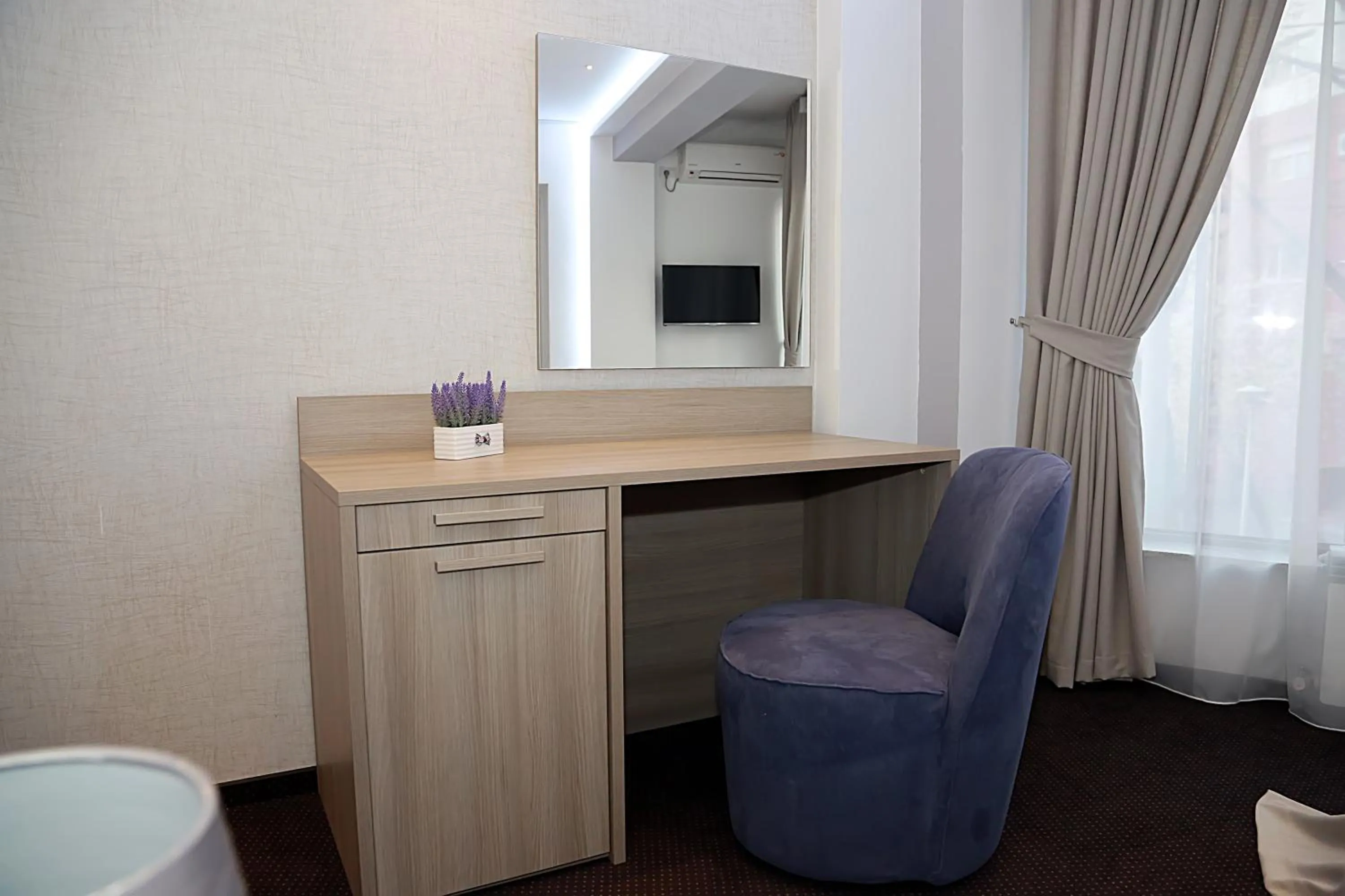 Photo of the whole room in Parliament Square