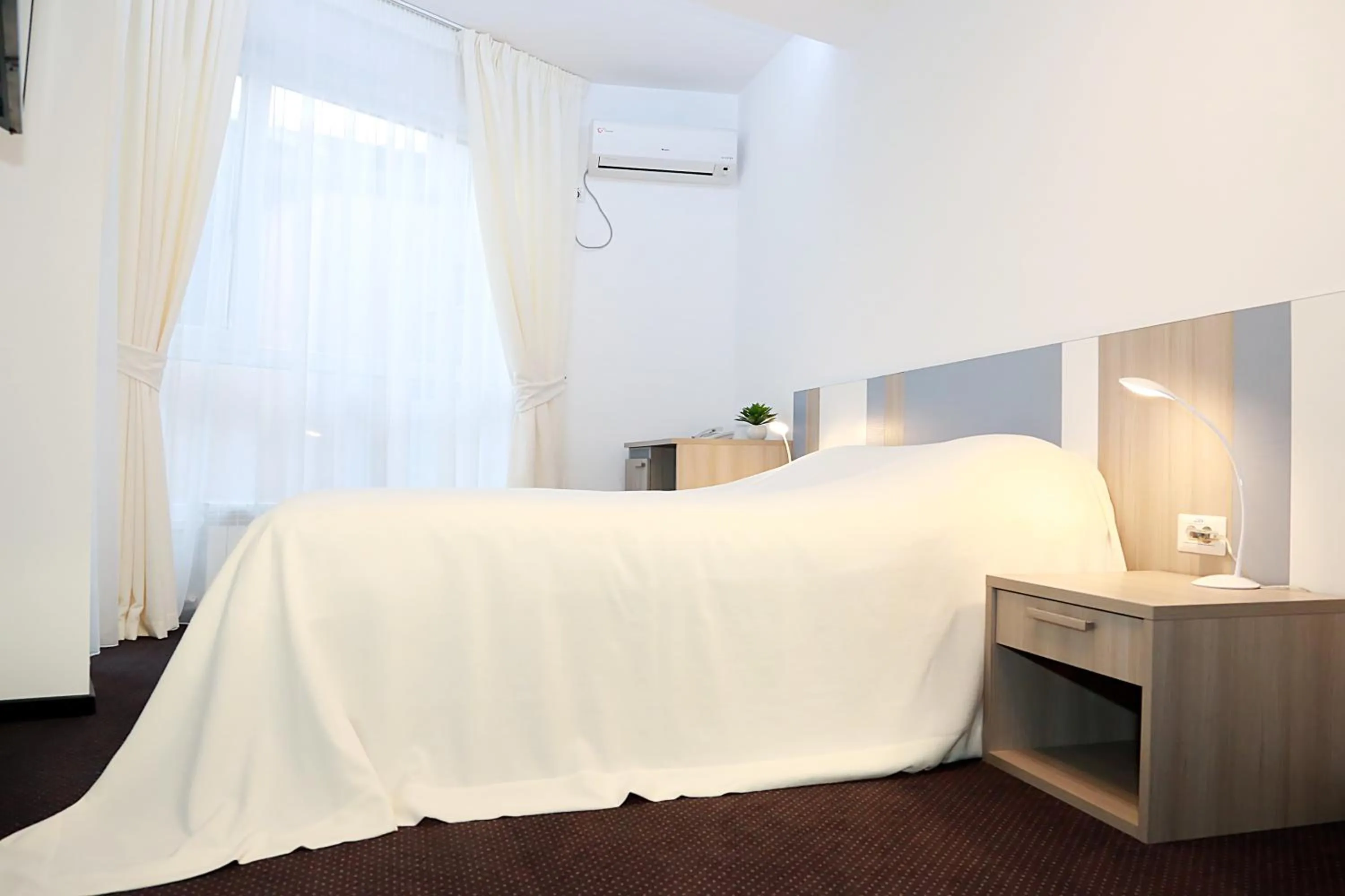 Photo of the whole room, Bed in Parliament Square