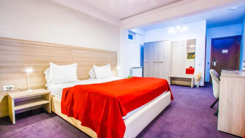 Photo of the whole room, Bed in Parliament Square