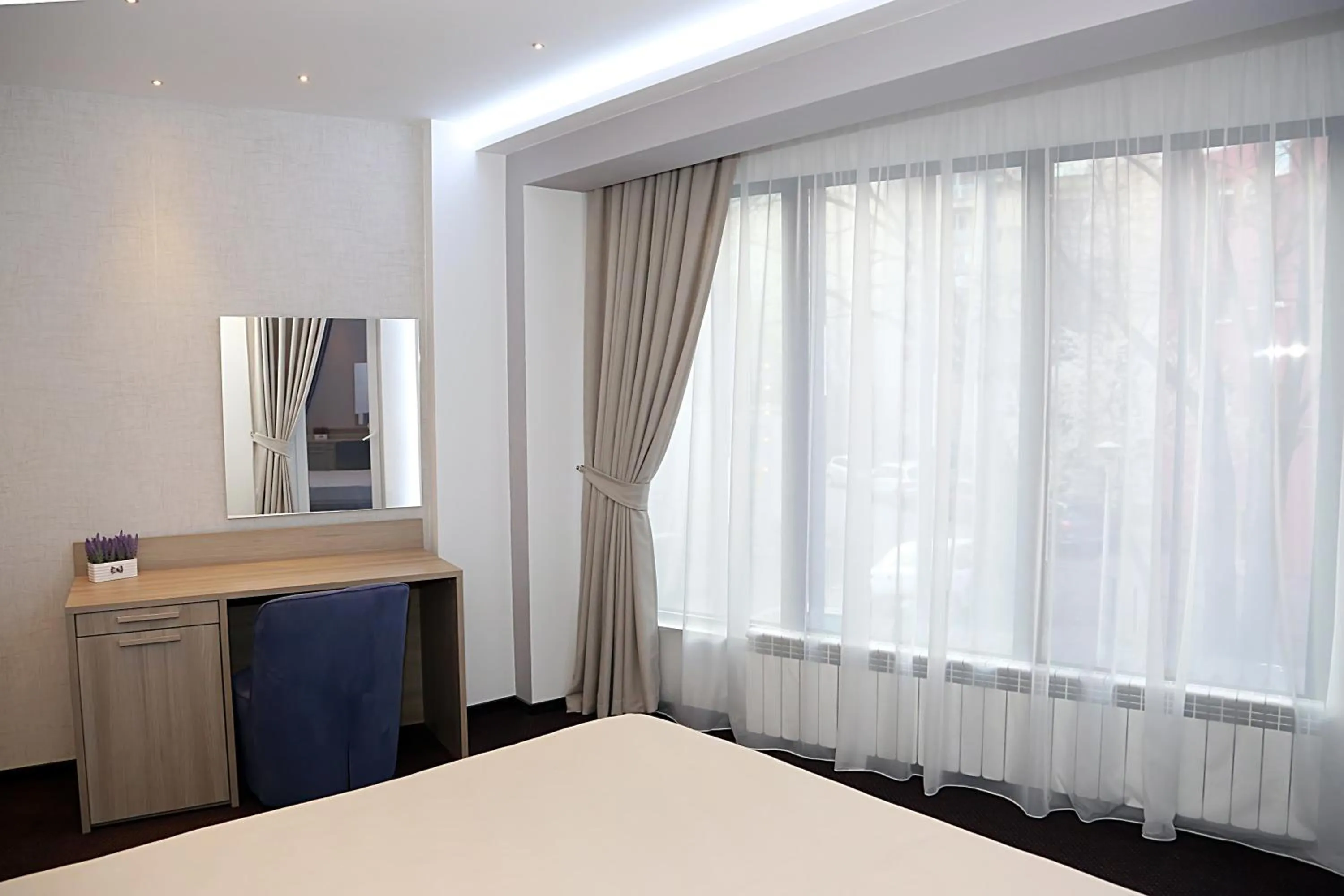 Photo of the whole room, Bed in Parliament Square