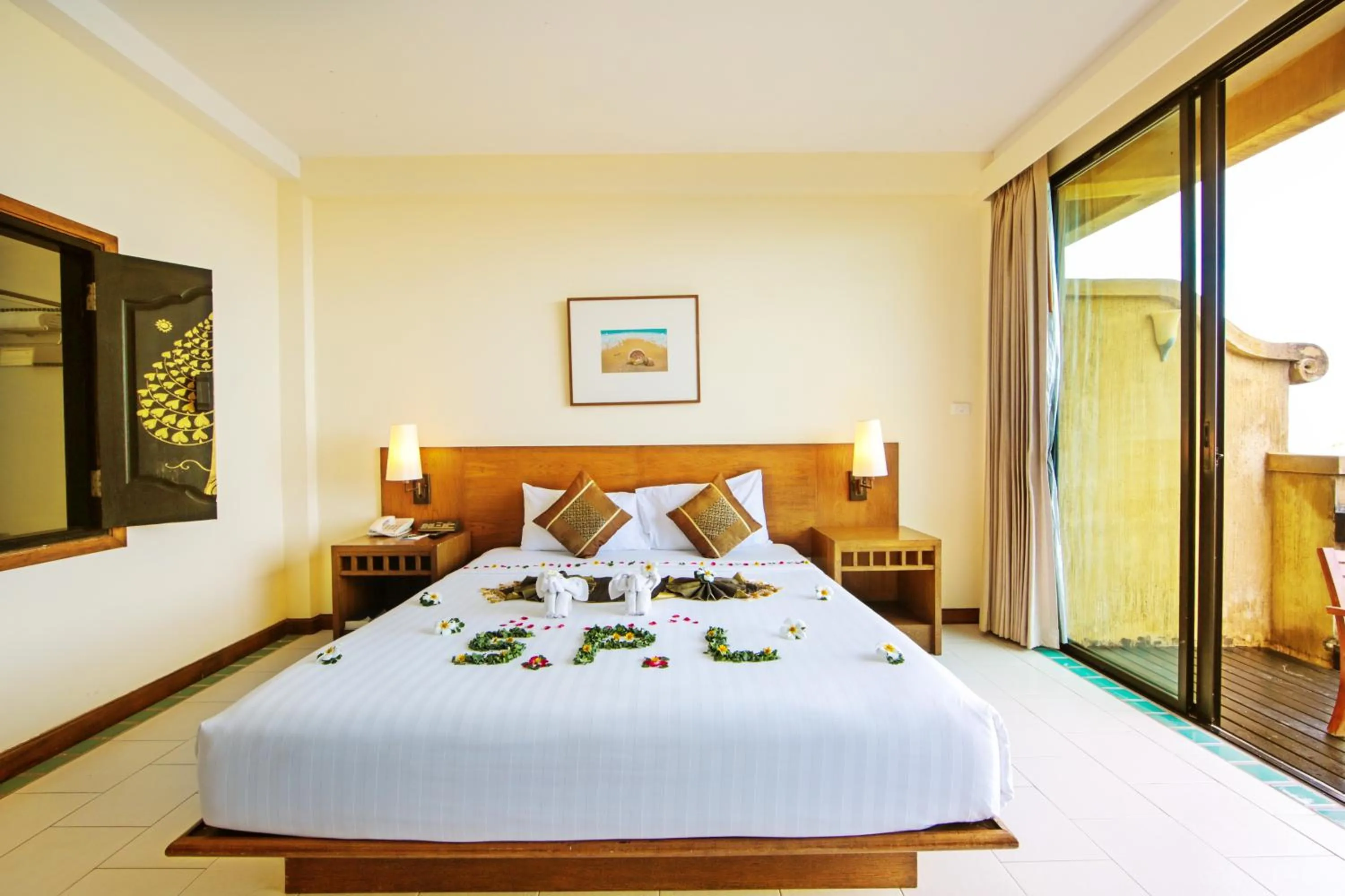 Balcony/Terrace, Bed in Supalai Scenic Bay Resort And Spa, SHA Extra Plus