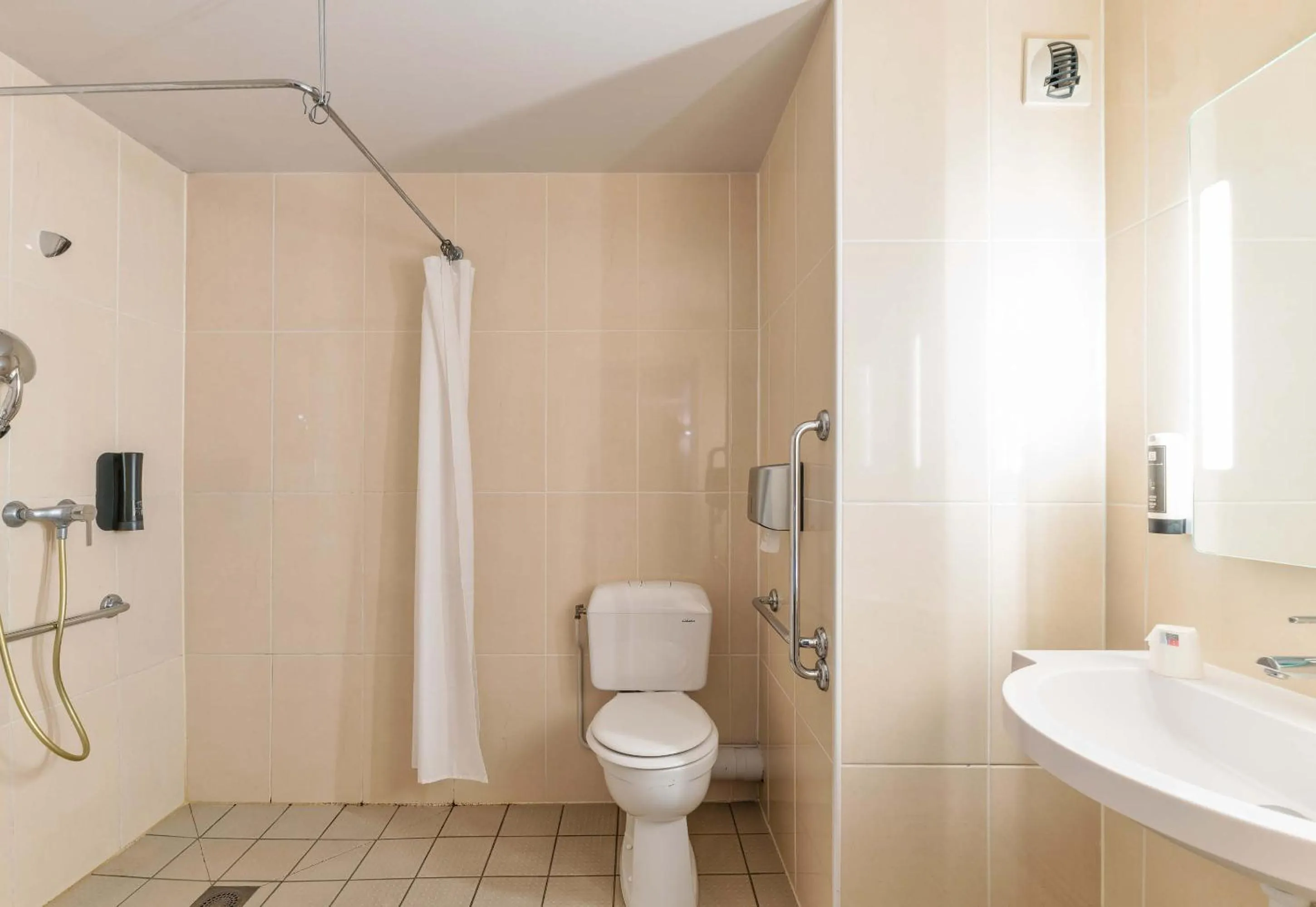 Bathroom in B&B HOTEL Lyon Centre Monplaisir