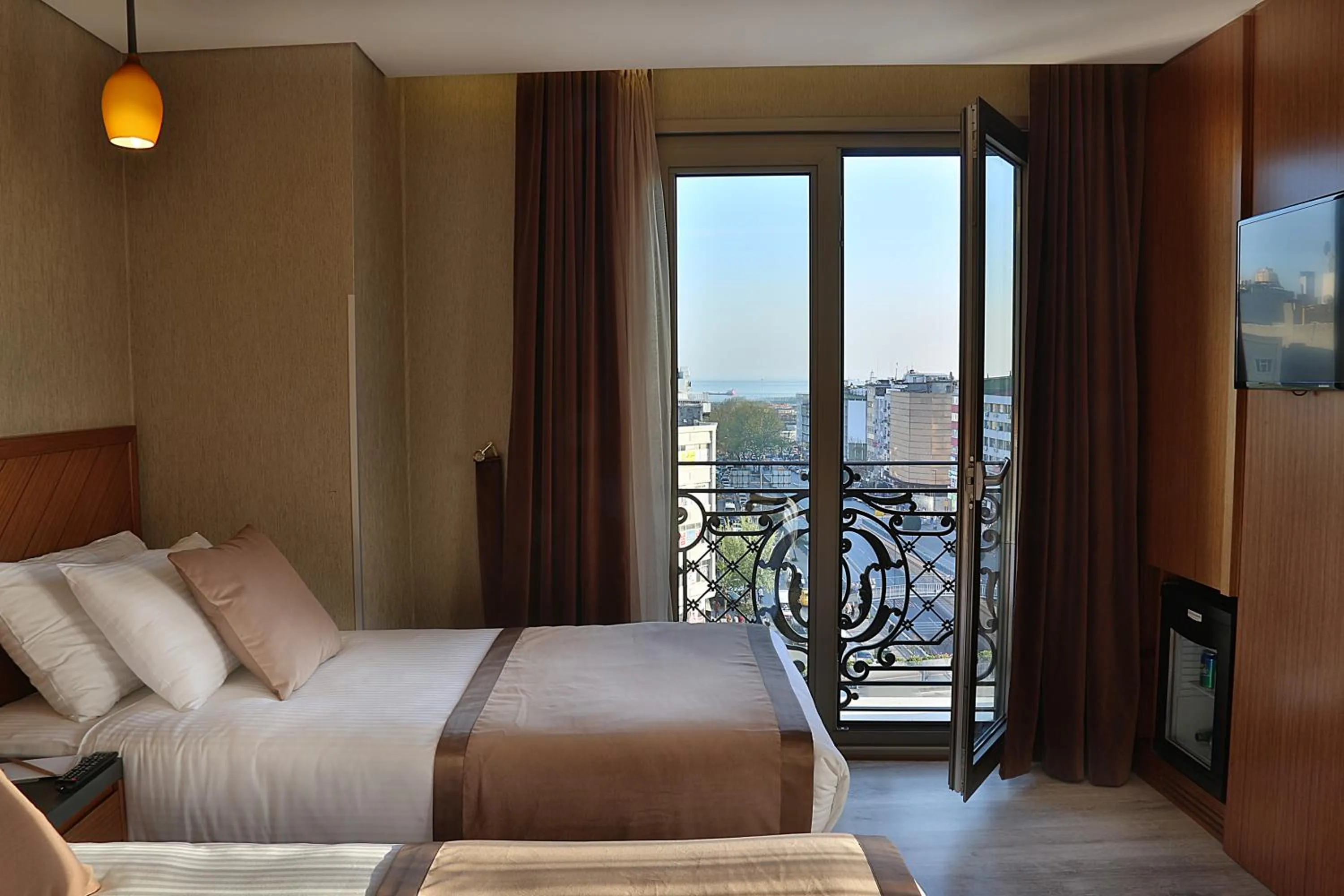 Bedroom, Bed in Corner Hotel Laleli