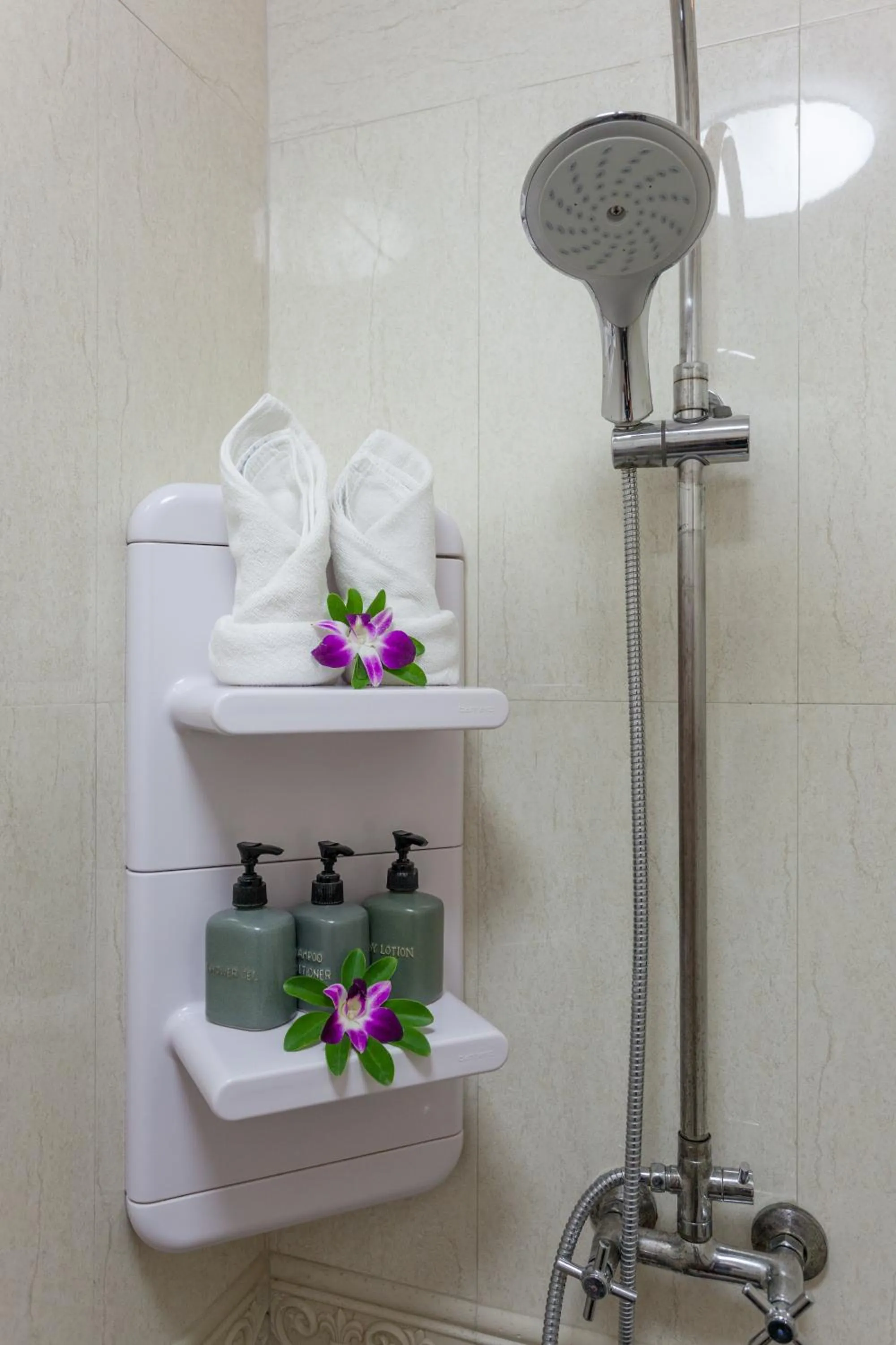 Shower in Tropica Bungalow Beach Hotel