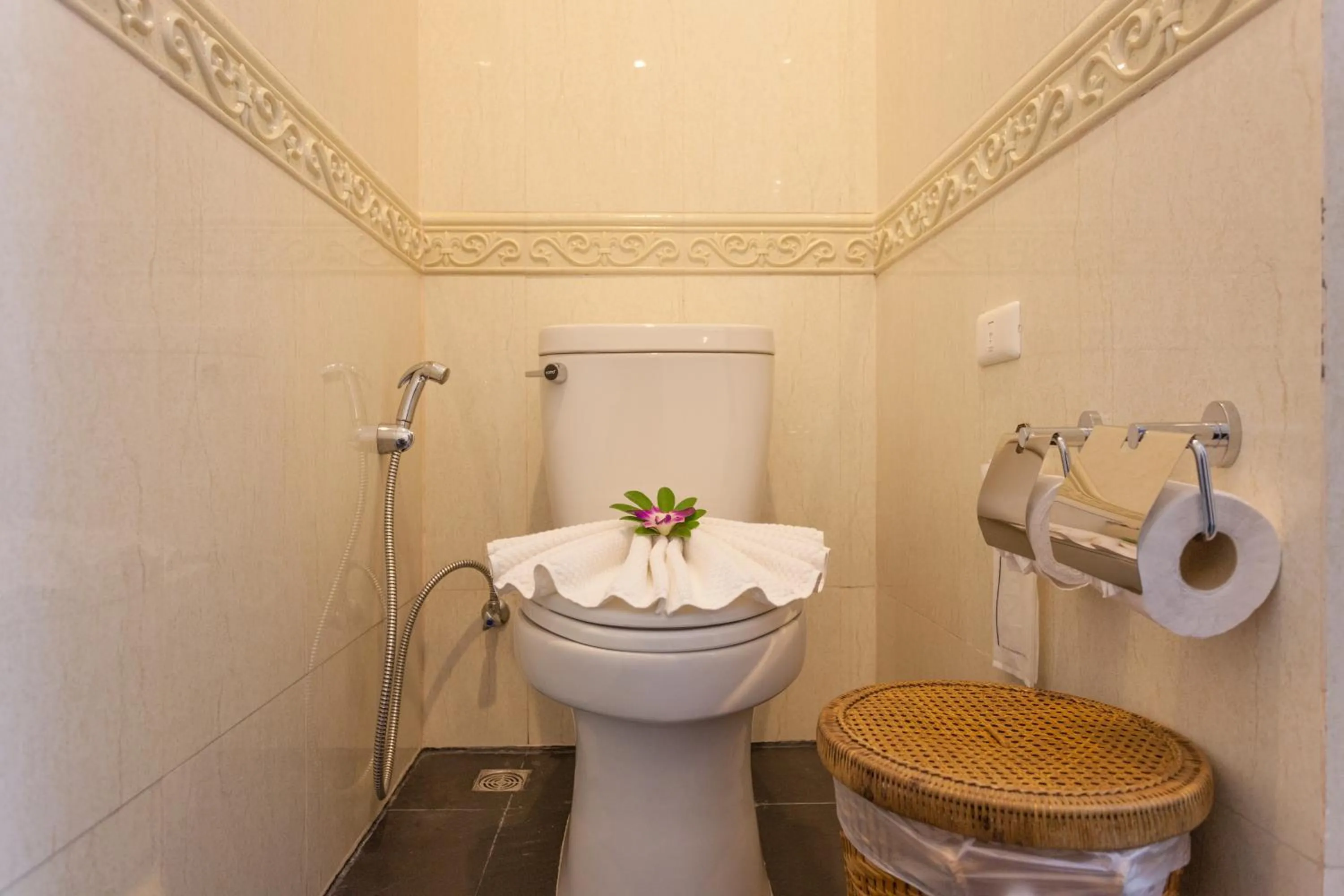 Toilet in Tropica Bungalow Beach Hotel