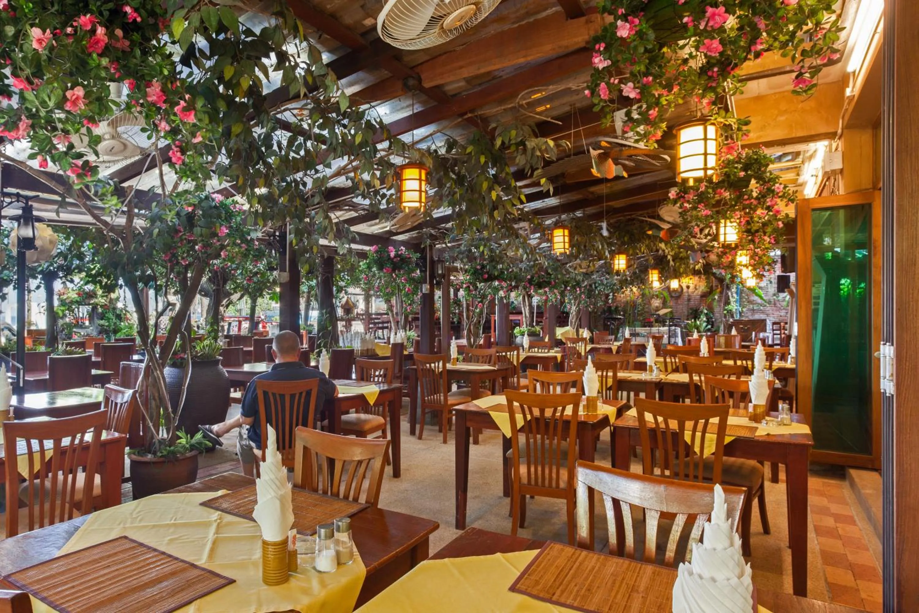 Restaurant/places to eat in Tropica Bungalow Beach Hotel