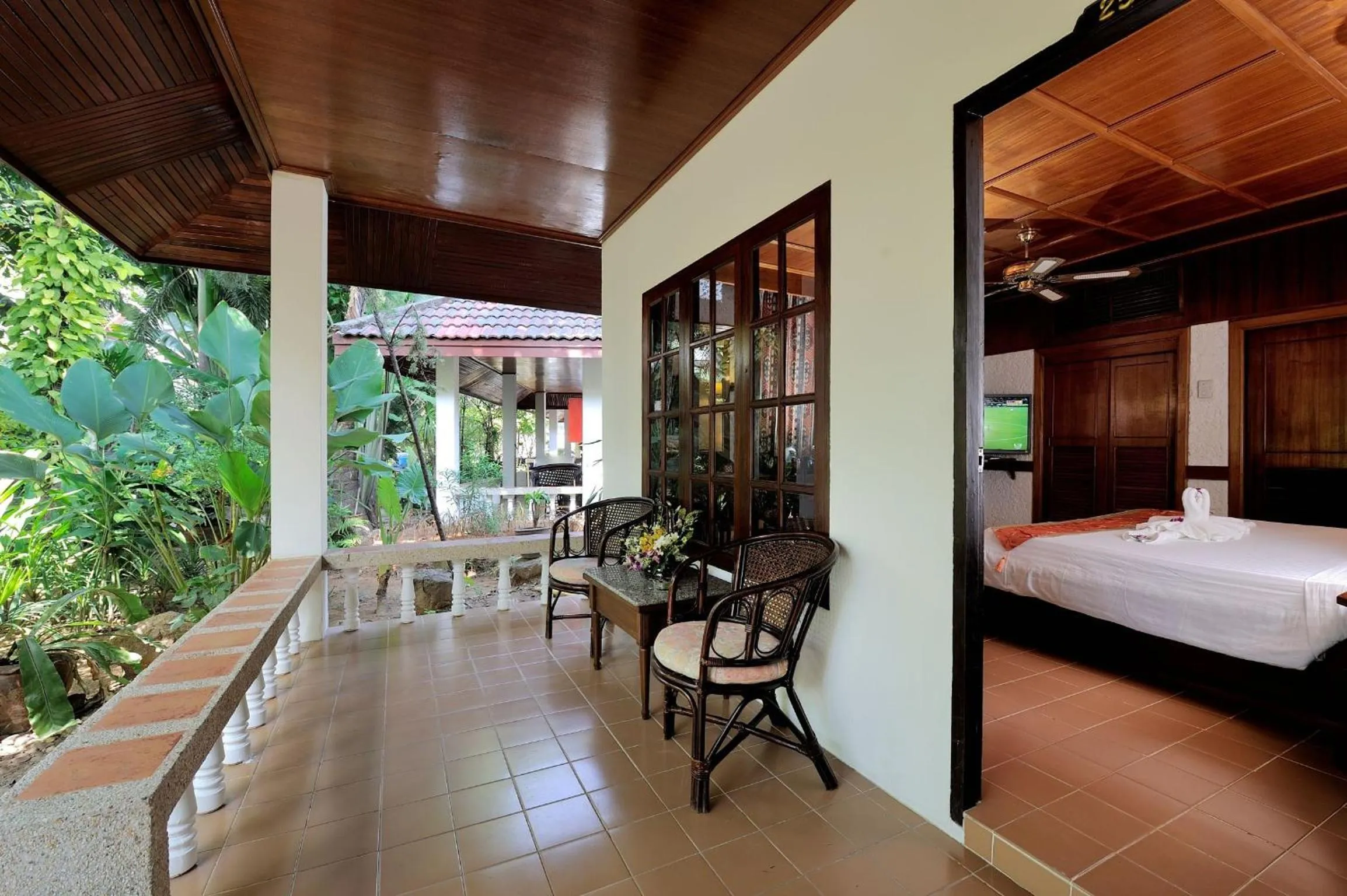 Neighbourhood, Bed in Tropica Bungalow Beach Hotel