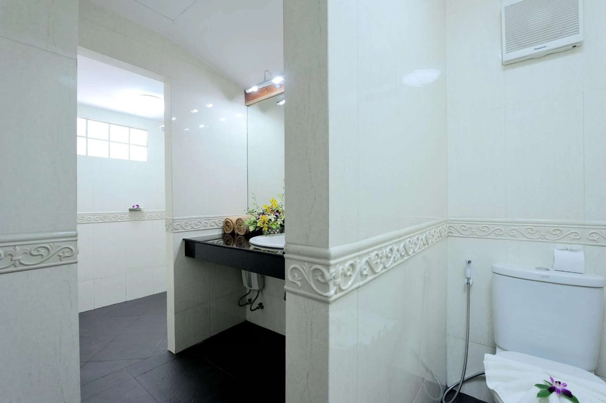 Bathroom in Tropica Bungalow Beach Hotel