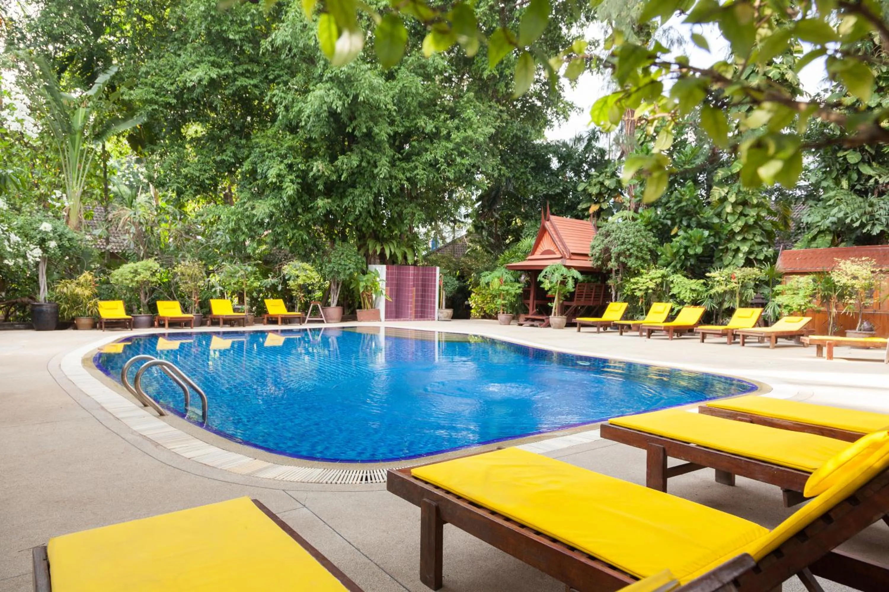 Swimming pool in Tropica Bungalow Beach Hotel