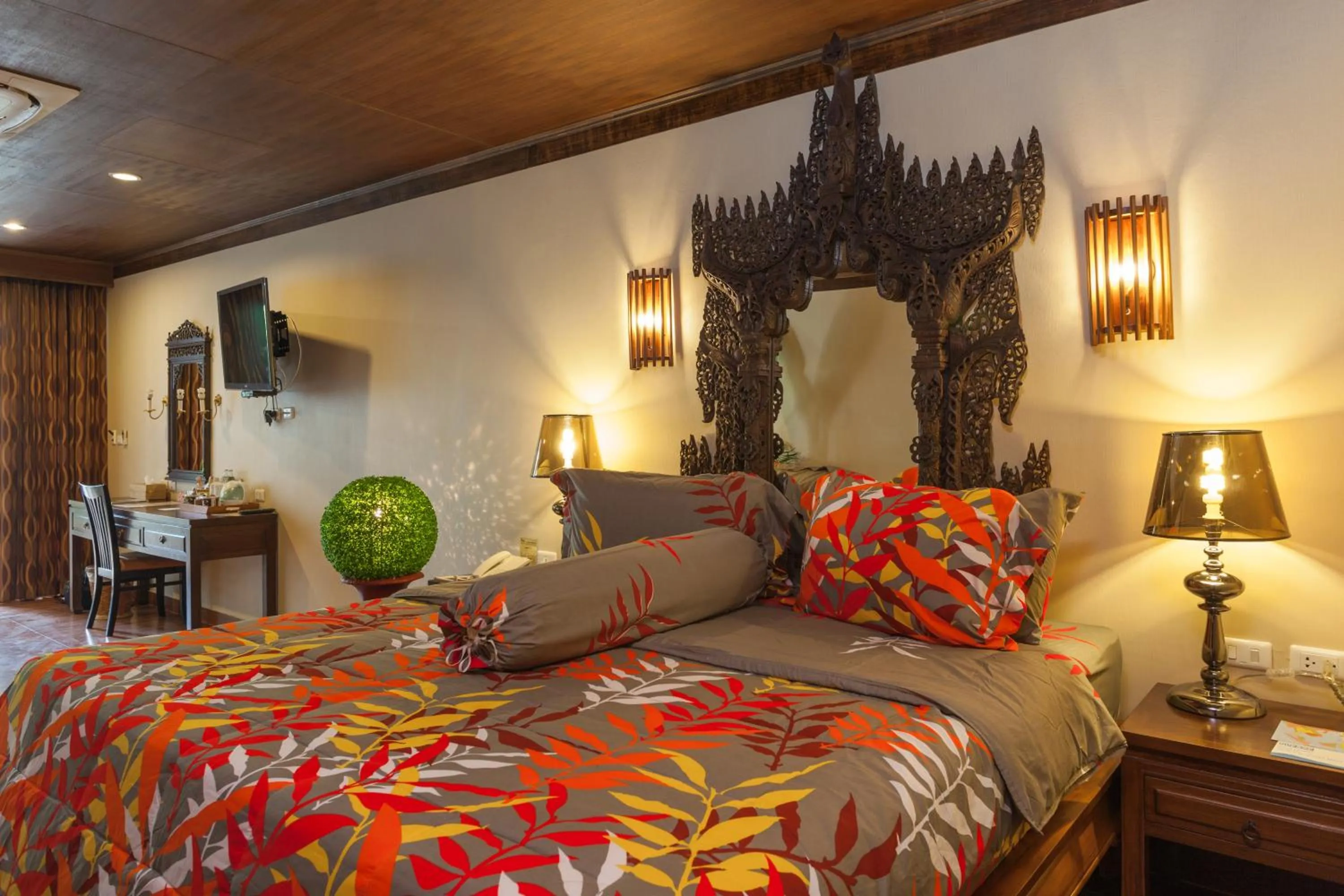 Bed in Tropica Bungalow Beach Hotel
