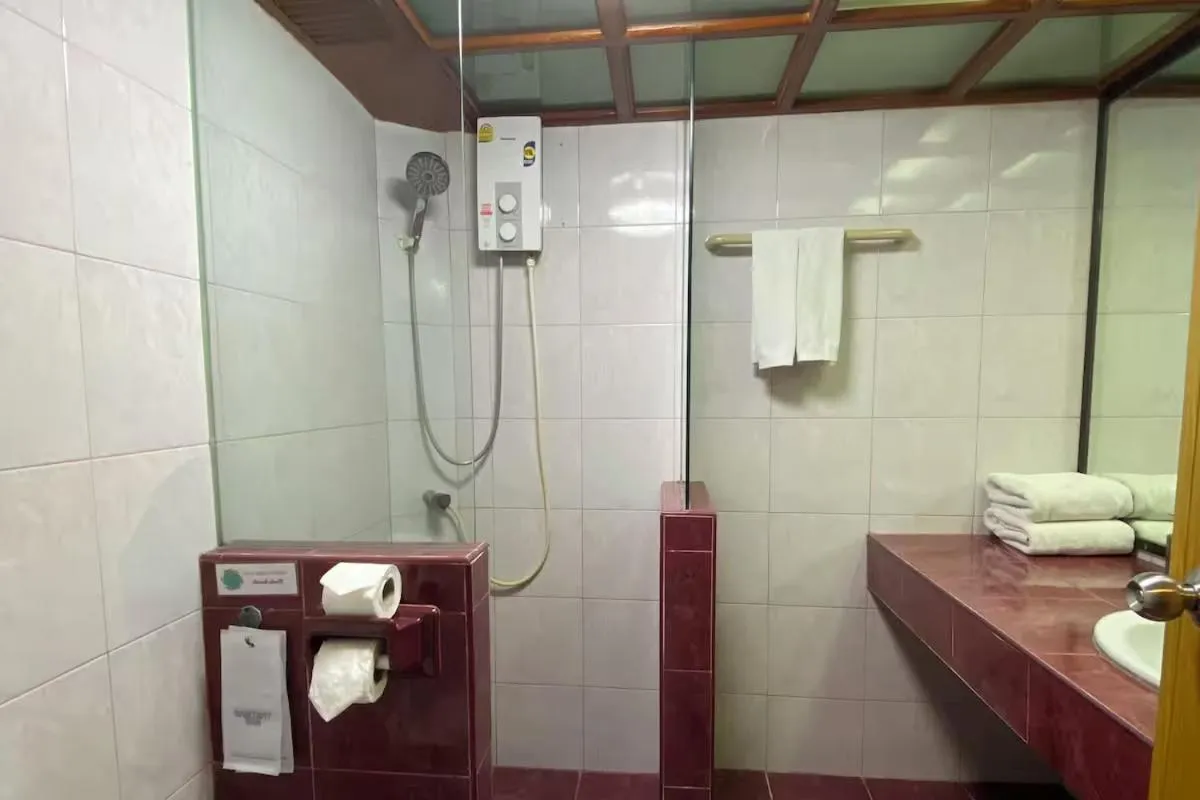 Shower in Tropica Bungalow Beach Hotel
