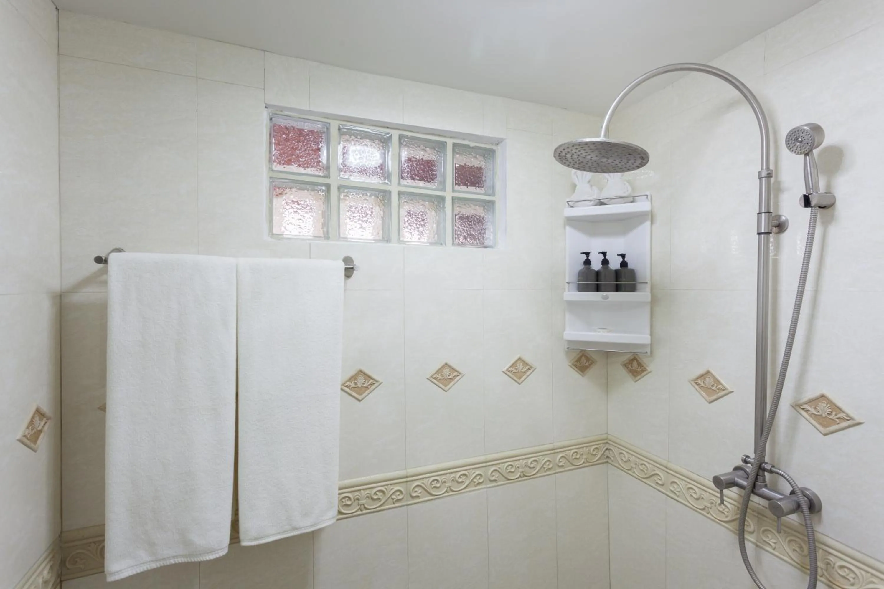 Shower in Tropica Bungalow Beach Hotel